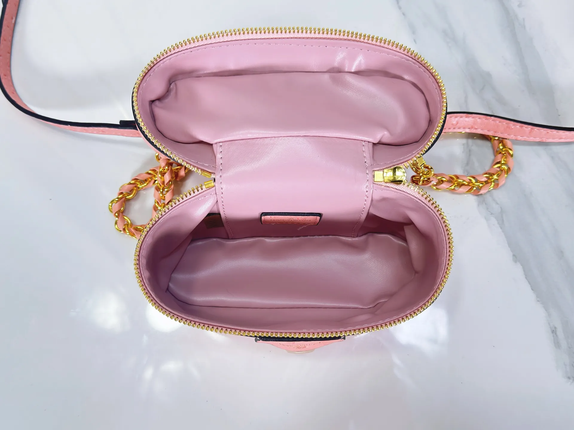 P240 M85911 M85820 M47125 Ostrich leather Vanity Chain Pouch cosmetic box chain bag is inspired by traditional cosmetic boxes and embodies the spirit of travel. This refined, slim bag is trimmed with goatskin trim on the top handle and features a removable braided chain. It is known for its rich collection of iconic details, including LV engraved padlocks and ostrich leather key bells. size：19x11x.5x6.5cm