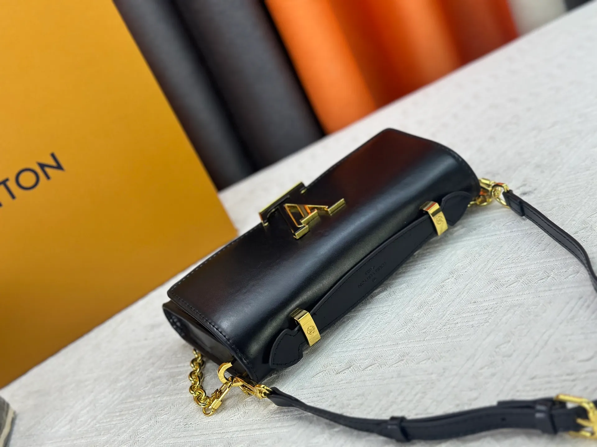 P260 M12143 black M12405 red M12265 white Wallet On Chain Capucines handbag combines exquisite craftsmanship and elegant style. It is embellished with classic LV letters in smooth leather. It is equipped with a detachable metal chain and leather shoulder strap, which can be carried by hand, shoulder or cross-body. The neat interior features Monogram floral magnet fastening, patch pockets, and card compartment.  12 x 4 x 23 cm (H x W x L) Cowhide Leather Trimming Cowhide lining Metal hardware Monogram floral magnetic closure Large main compartment Internal patch pocket with card compartment Shoulder strap: removable, adjustable Half-length strap: 43.0 cm Strap half-length adjustable to: 53.0 cm Chain: Removable Chain half-length: 22.5 cm Handle: Single handle