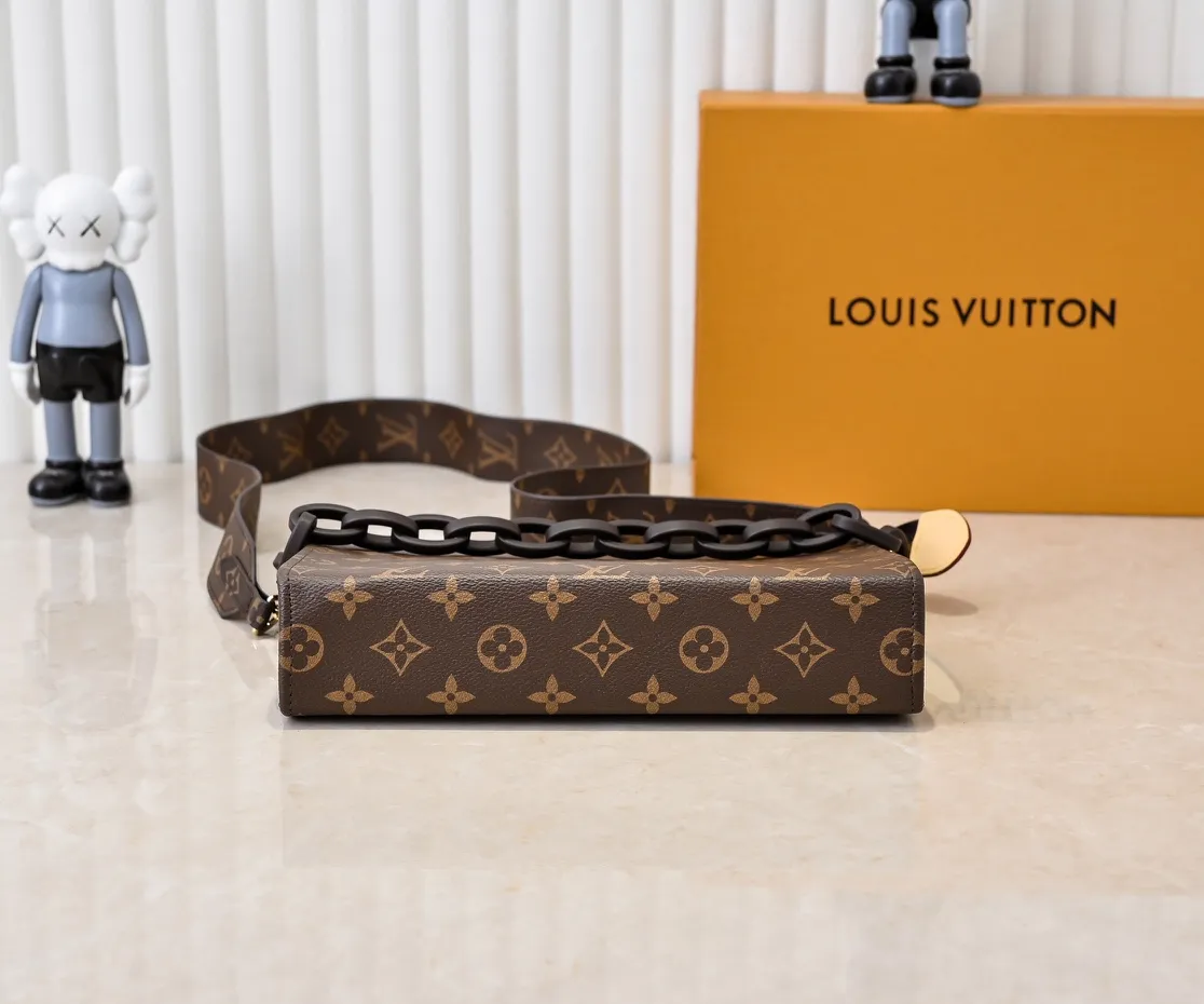 Batch 240💰Original goods High-end quality Exclusively released💥M67692# M47542 LV [Rose] official website toiletry bag Super🔥Beautiful new style LV original single pair flower quality🌵Classic presbyopia clutch bag toiletry bag🤞Super high quality Made of original hardware💧very creative👍🏻Excellent upper body effect, unique design concept💦Exquisite craftsmanship Dimensions: 25x20x5