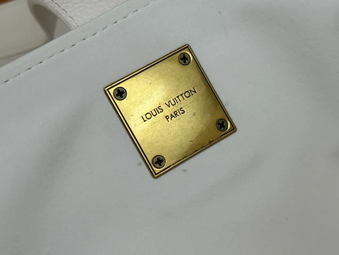 P260 Upgraded original M25341 M25342 M25343 This medium-sized Low Key Cabas handbag is made of soft grained cow leather and suede leather lining, creating a luxurious style. The brand's iconic padlock demonstrates an eclectic mix of elegant aesthetics and security features. The adjustable handle enables you to switch between hand-held and long- or short-shoulder carry. Dimensions: 47.0 x 30.0 x 14.0 cm