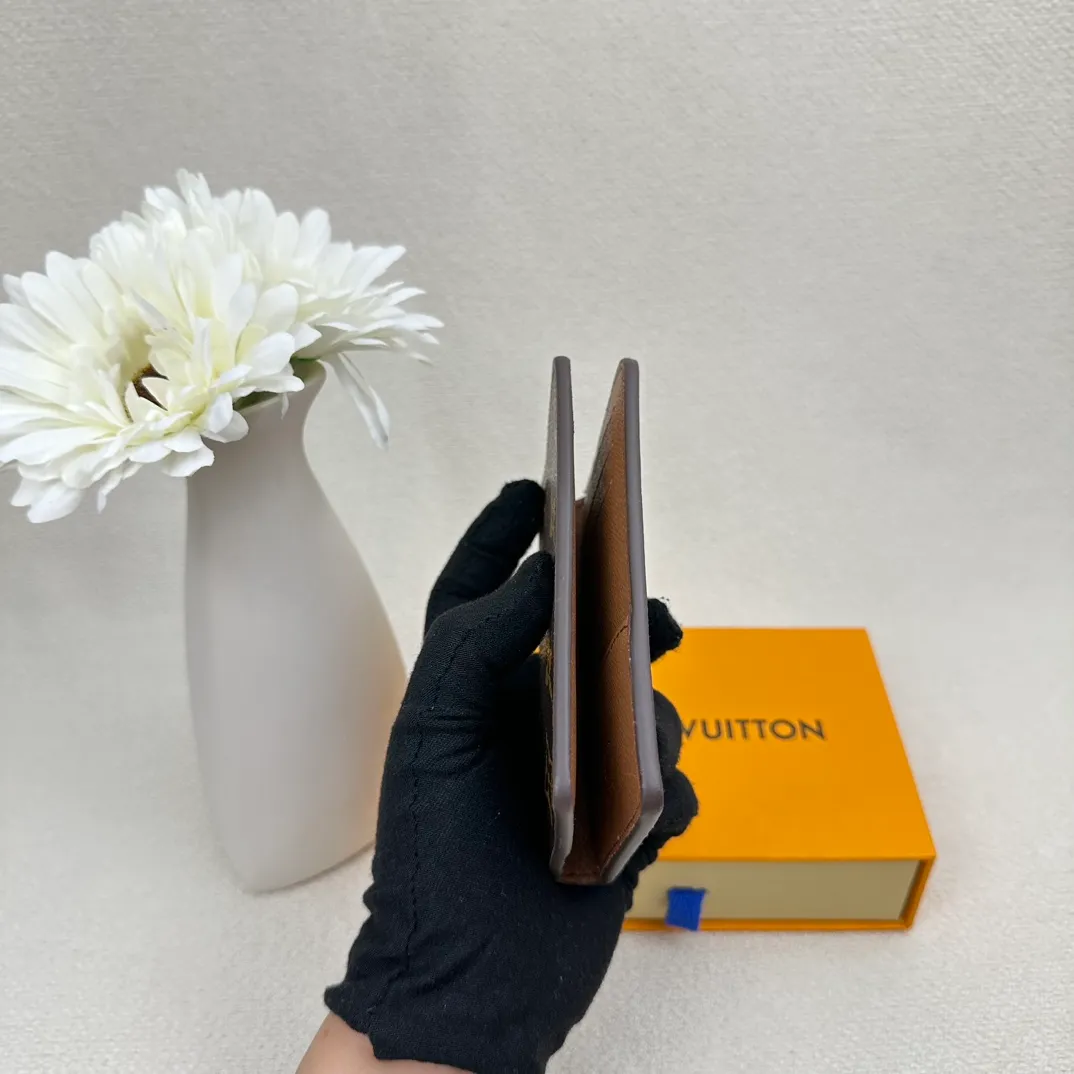 P70💰Top original version💎M63144 small card holder Louis vuitton This pocket leather wallet has seven compartments, which can hold credit cards, bus cards, business cards, and even city maps. Damier canvas, leather edge - two credit card compartments - four inner compartments - one outer compartment. Size: 7X11.