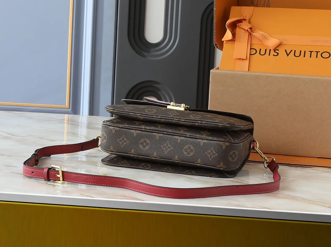 💰280💰Upgraded original M40780 💠POCHETTE METIS handbag M44668 maroon M45152 white M43984 orange messenger bag woven handbag Hand-woven and decorated with dyed edges, the exquisite leather handle gives this Pochette Metis handbag a unique charm. The use of colorful smooth cowhide fabric and classic Monogram canvas material highlights a strong sense of contrast. The large LV leather accessories add eye-catching highlights to this compact and compact handbag. Equipped with a detachable strap for hands-free convenience 💠Detailed features 25.0 x 19.0 x 7.0 cm (Length x Height x Width)