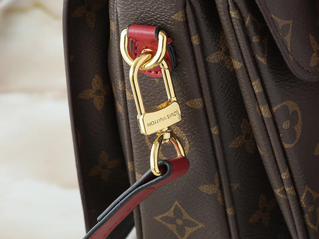 💰280💰Upgraded original M40780 💠POCHETTE METIS handbag M44668 maroon M45152 white M43984 orange messenger bag woven handbag Hand-woven and decorated with dyed edges, the exquisite leather handle gives this Pochette Metis handbag a unique charm. The use of colorful smooth cowhide fabric and classic Monogram canvas material highlights a strong sense of contrast. The large LV leather accessories add eye-catching highlights to this compact and compact handbag. Equipped with a detachable strap for hands-free convenience 💠Detailed features 25.0 x 19.0 x 7.0 cm (Length x Height x Width)