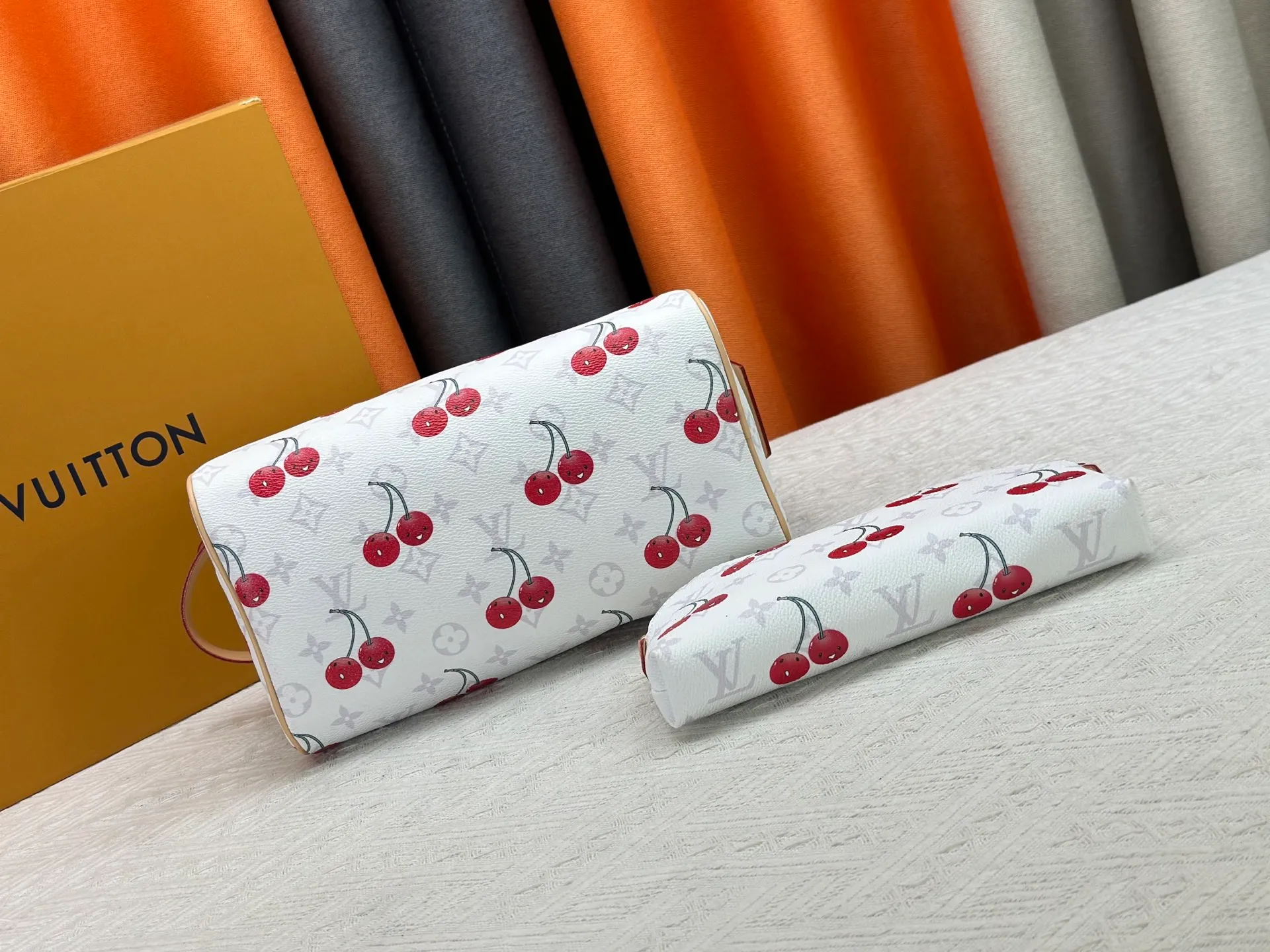 P260 Upgraded original 2-piece set Murakami White Blossom Cherry 🍒M47528 M13669 This Dopp Kit toiletry bag is made of Monogram Eclipse canvas, bringing a restrained choice to Monogram lovers. Plenty of space to store travel essentials, double zippers for secure protection, and wide opening for easy access. 28.0 x 15.0 x 16.5 cm (length x height x width)