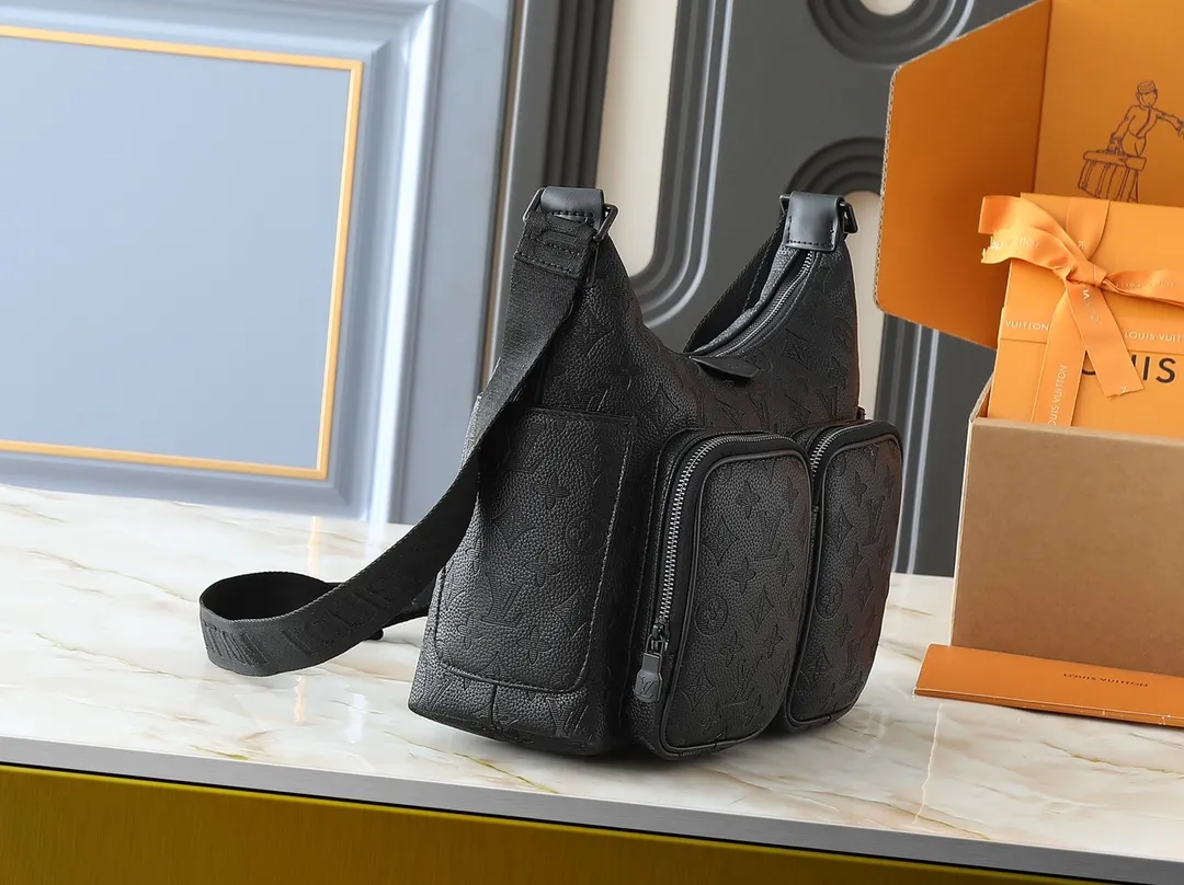 💰280💰Upgrade the original M13938 embroidered black M14778 embossed black, M12697 full pickup and its old flower bag flower material Classic canvas with wide shoulder straps, double pockets with magnetic buckles on both sides, presbyopic double pocket fabric with adjustable wide shoulder straps, injecting practical functions into the avant-garde design. The single-shoulder crossbody bag has always been a favorite of LV khaki with presbyopic classic vintage enthusiasts. It looks good on both men and women. Dimensions: length, height and width 30×31×10.8