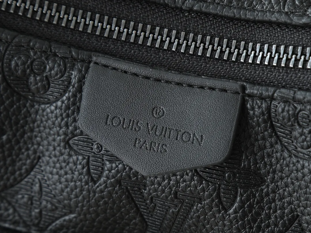 💰280💰Upgrade the original M13938 embroidered black M14778 embossed black, M12697 full pickup and its old flower bag flower material Classic canvas with wide shoulder straps, double pockets with magnetic buckles on both sides, presbyopic double pocket fabric with adjustable wide shoulder straps, injecting practical functions into the avant-garde design. The single-shoulder crossbody bag has always been a favorite of LV khaki with presbyopic classic vintage enthusiasts. It looks good on both men and women. Dimensions: length, height and width 30×31×10.8