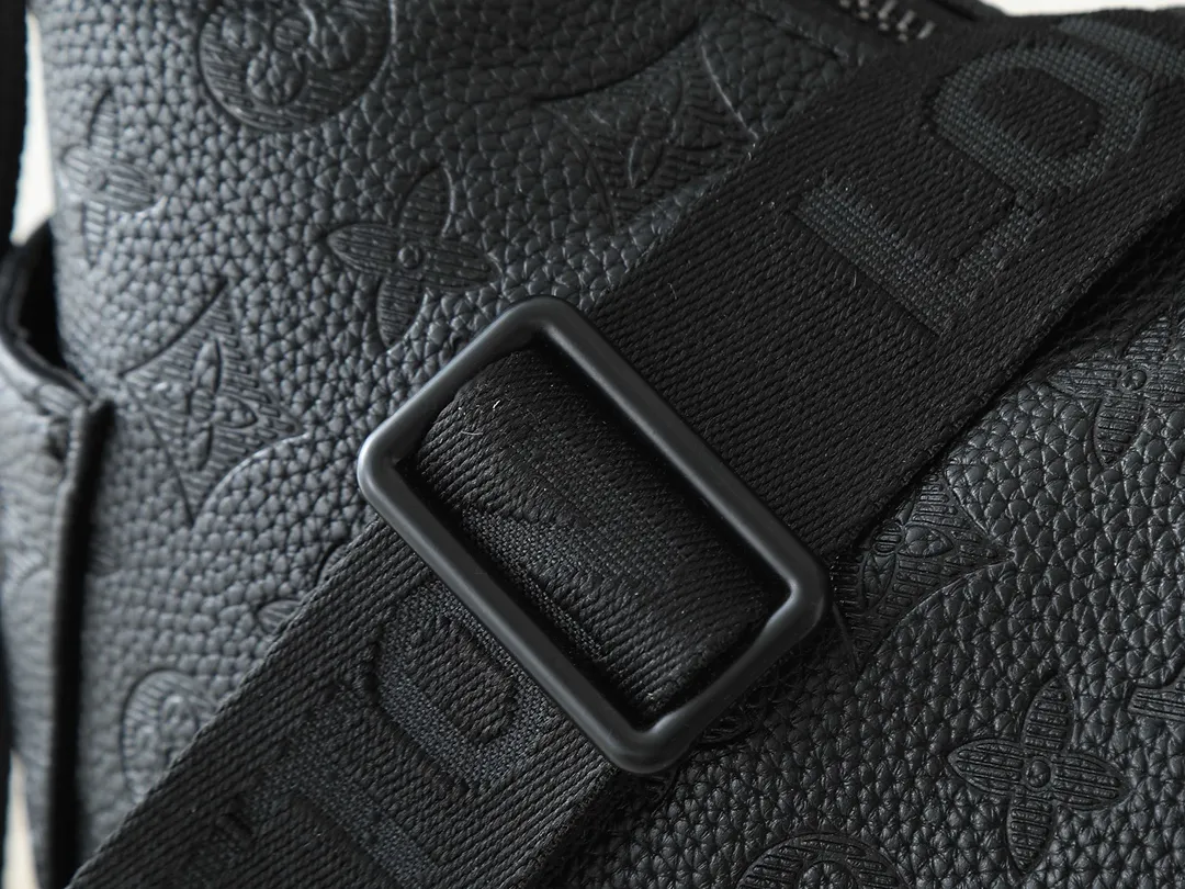 💰280💰Upgrade the original M13938 embroidered black M14778 embossed black, M12697 full pickup and its old flower bag flower material Classic canvas with wide shoulder straps, double pockets with magnetic buckles on both sides, presbyopic double pocket fabric with adjustable wide shoulder straps, injecting practical functions into the avant-garde design. The single-shoulder crossbody bag has always been a favorite of LV khaki with presbyopic classic vintage enthusiasts. It looks good on both men and women. Dimensions: length, height and width 30×31×10.8