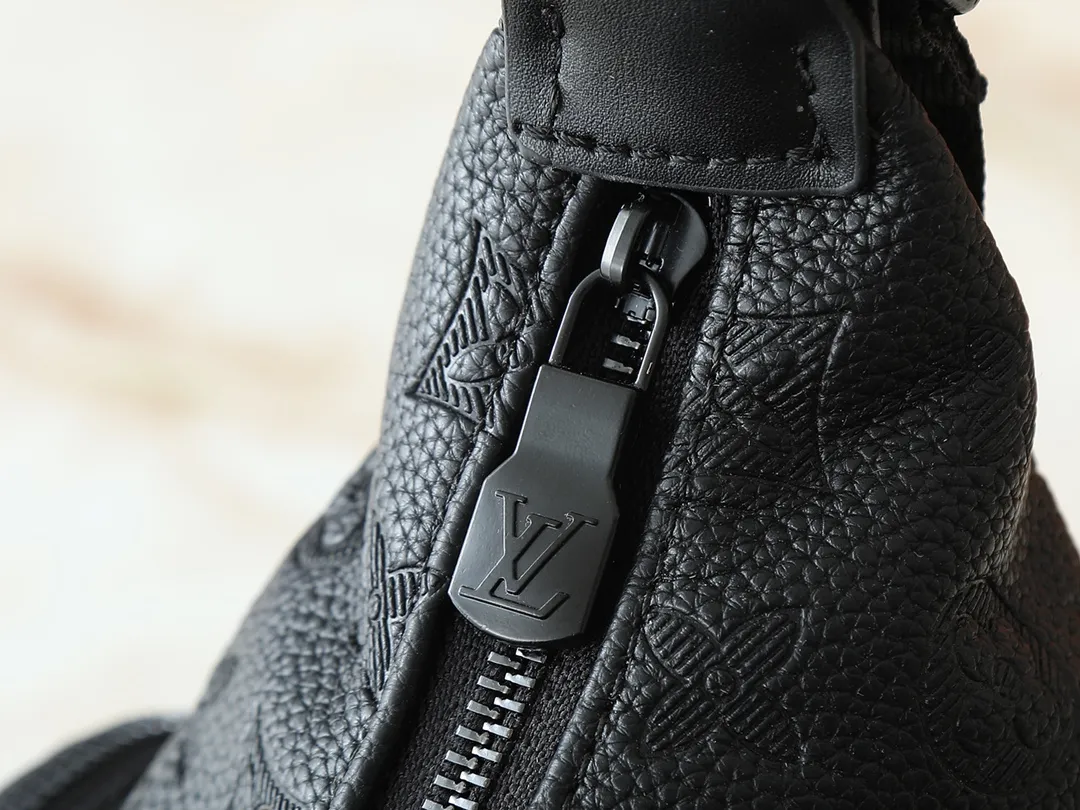 💰280💰Upgrade the original M13938 embroidered black M14778 embossed black, M12697 full pickup and its old flower bag flower material Classic canvas with wide shoulder straps, double pockets with magnetic buckles on both sides, presbyopic double pocket fabric with adjustable wide shoulder straps, injecting practical functions into the avant-garde design. The single-shoulder crossbody bag has always been a favorite of LV khaki with presbyopic classic vintage enthusiasts. It looks good on both men and women. Dimensions: length, height and width 30×31×10.8