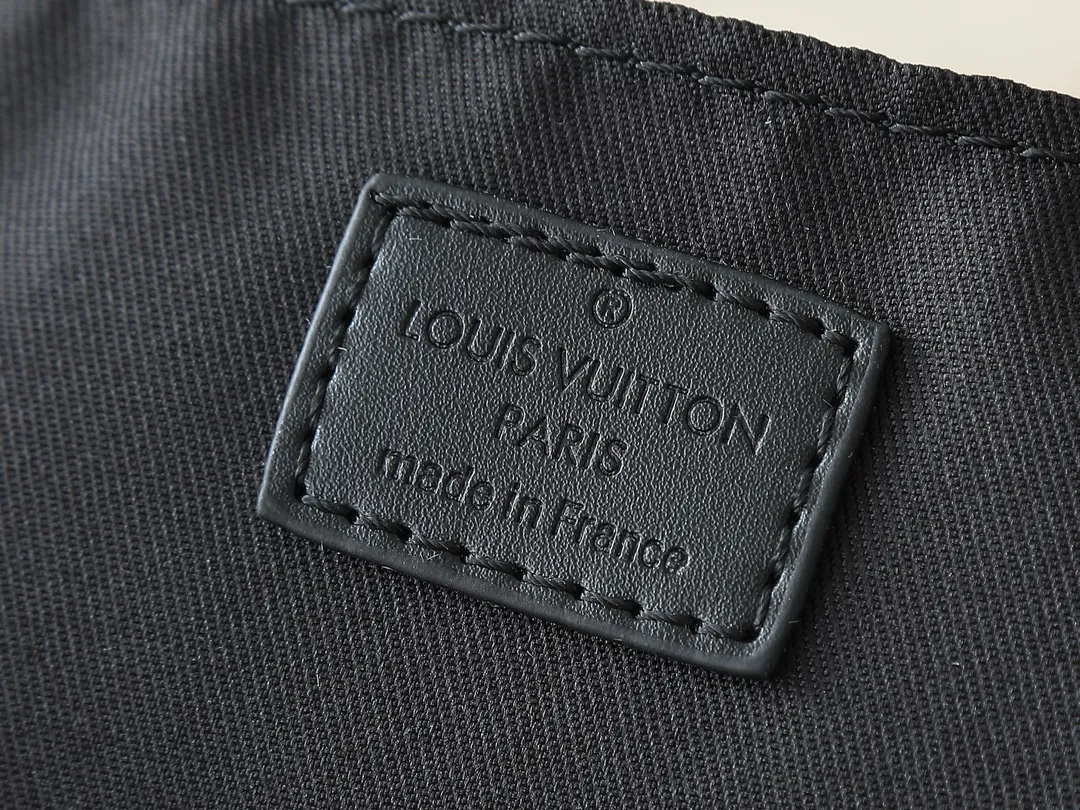 💰280💰Upgrade the original M13938 embroidered black M14778 embossed black, M12697 full pickup and its old flower bag flower material Classic canvas with wide shoulder straps, double pockets with magnetic buckles on both sides, presbyopic double pocket fabric with adjustable wide shoulder straps, injecting practical functions into the avant-garde design. The single-shoulder crossbody bag has always been a favorite of LV khaki with presbyopic classic vintage enthusiasts. It looks good on both men and women. Dimensions: length, height and width 30×31×10.8