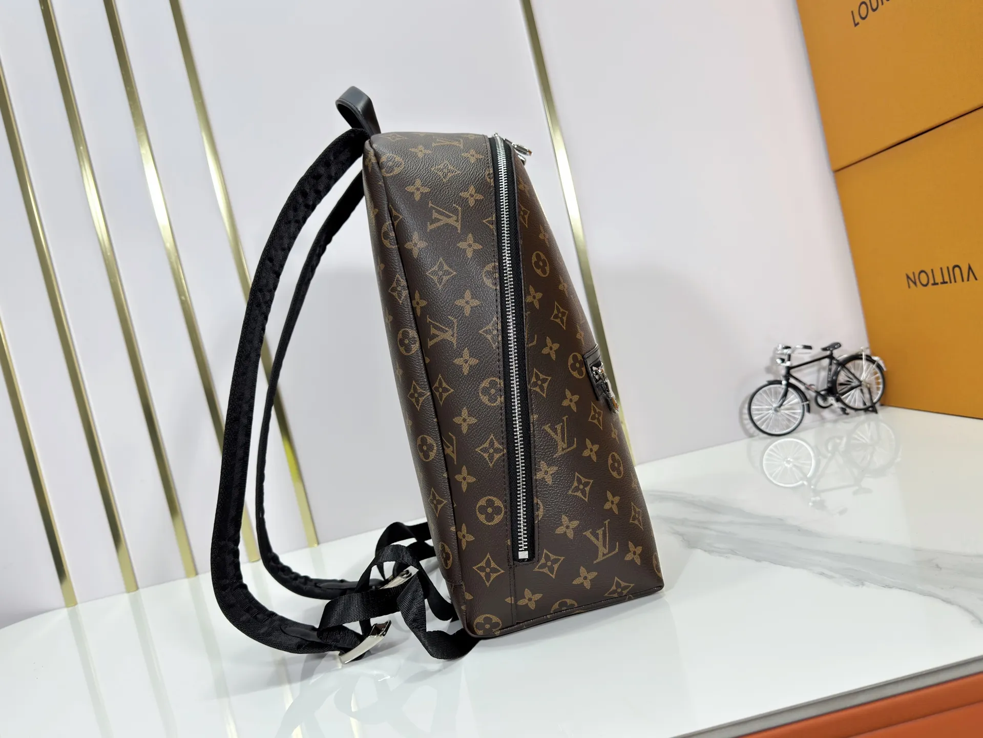 P300 upgraded original M14020 black flower. Lime green. Presbyopia. Black check This Discovery Slim double shoulder bag is made of Monogram Eclipse coated canvas. It has a compact structure and can be integrated into the laptop pocket. It can easily be used in business, leisure or leisure occasions with a trendy attitude. The adjustable shoulder straps with fabric lining enhance the comfortable carrying experience, and the zippered front pocket makes it easy to store daily necessities. Size:38x13x28cm