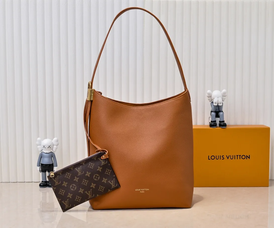 💰Large 180. Small 280💰Upgraded original (imitation original) M24988 M24974 M24856 M25022 M25352 M25353 M25354 This Low Key Hobo handbag is made of smooth cow leather with suede cow leather lining. It can accommodate short wallets, large smartphones, keys and other small items. The shoulder strap is adjustable with a padlock buckle, and a removable Monogram canvas zippered interior pocket keeps it organized. Dimensions: Large 31.0 x 35.0 x 18.0 cm (L x H x W), Small 24.0 x 28.0 x 16.0 cm (L x H x W)