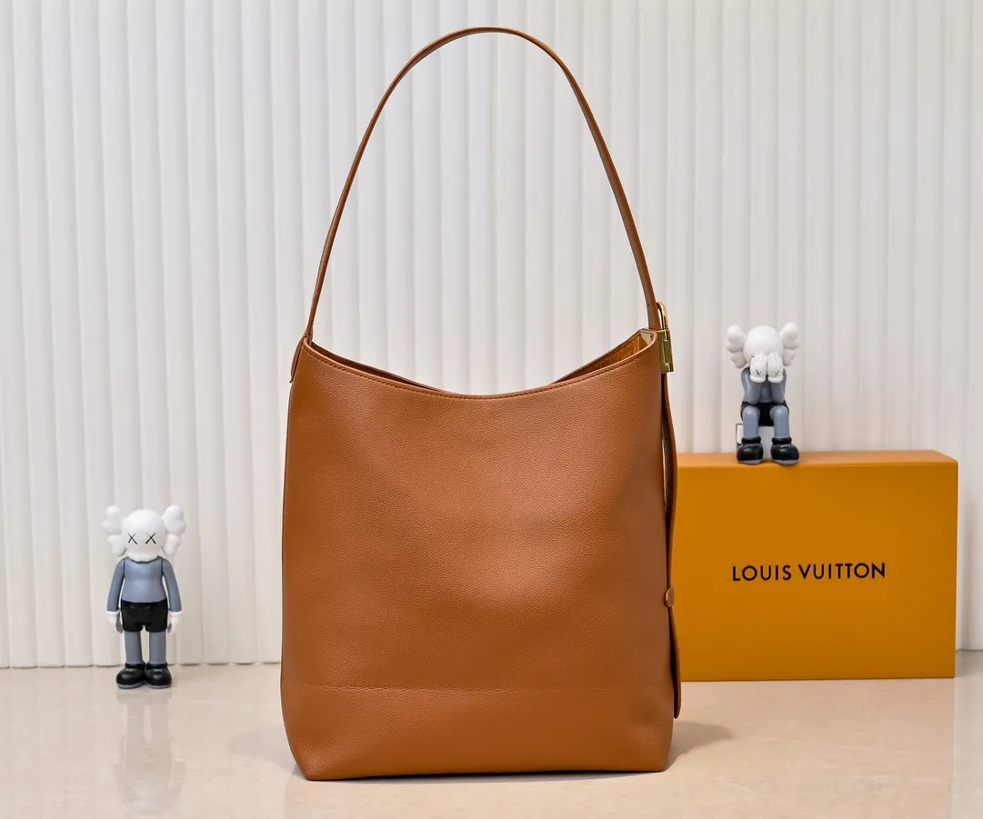 💰Large 180. Small 280💰Upgraded original (imitation original) M24988 M24974 M24856 M25022 M25352 M25353 M25354 This Low Key Hobo handbag is made of smooth cow leather with suede cow leather lining. It can accommodate short wallets, large smartphones, keys and other small items. The shoulder strap is adjustable with a padlock buckle, and a removable Monogram canvas zippered interior pocket keeps it organized. Dimensions: Large 31.0 x 35.0 x 18.0 cm (L x H x W), Small 24.0 x 28.0 x 16.0 cm (L x H x W)
