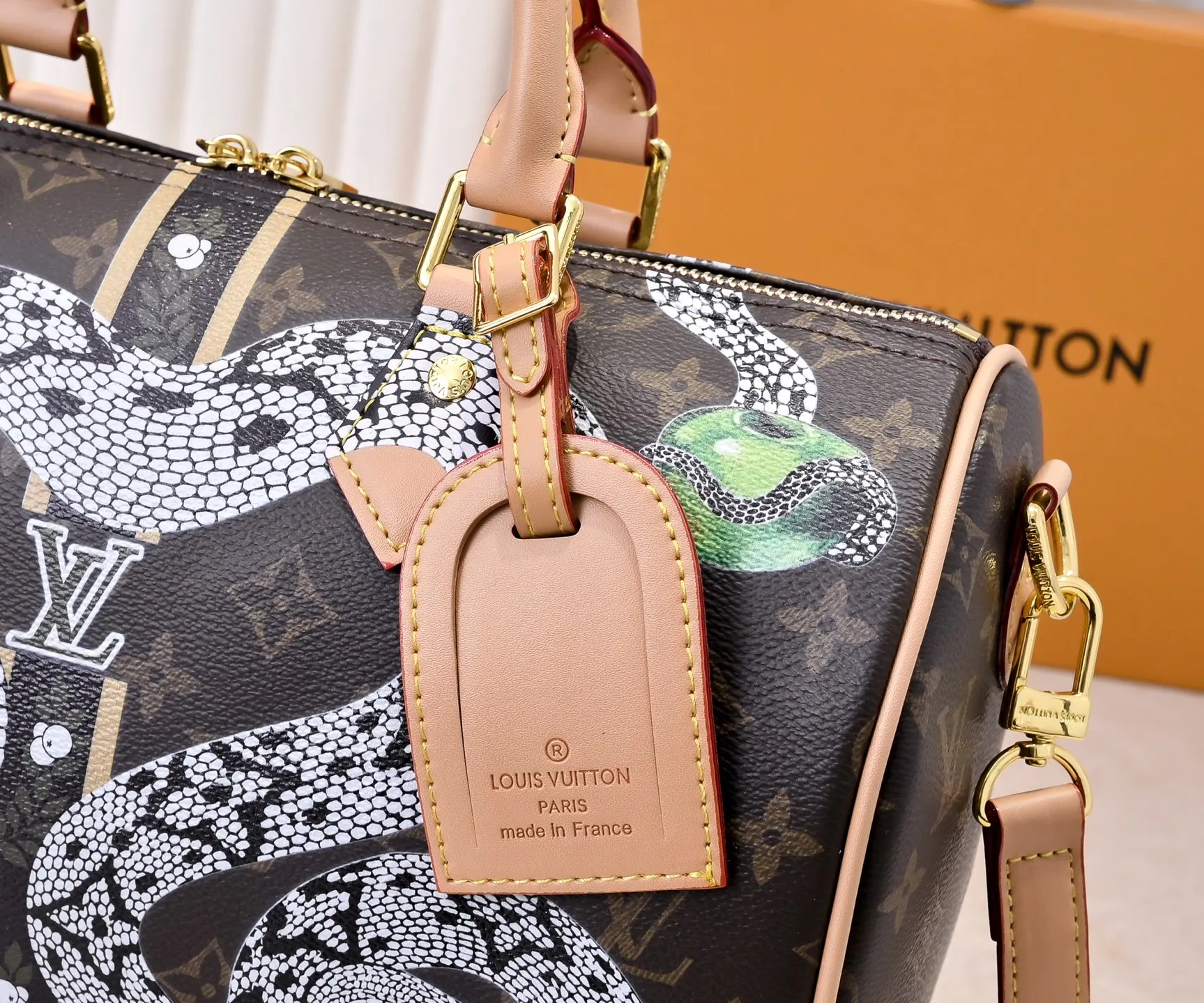 Batch 340💰M40391 80778 This Speedy Bandouliere 30 handbag draws inspiration from the brand's collection of Monogram canvas, Louis Vuitton's legendary collection. The cow leather trim highlights the traditional heritage. The rolled leather handle, engraved padlock and detachable shoulder strap continue the classic details, making it a good choice for urban life. • Size: 30X21X17cm