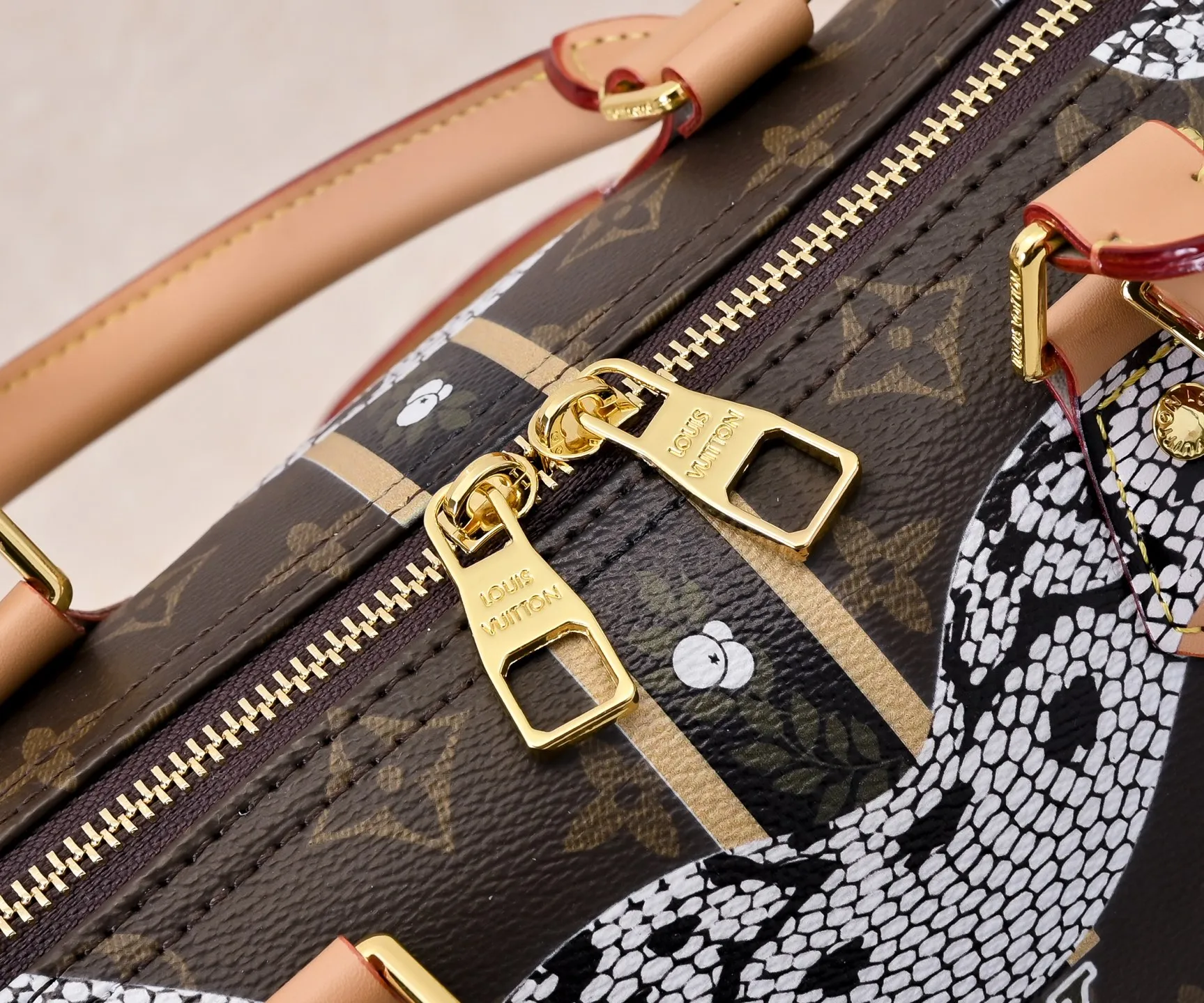 Batch 340💰M40391 80778 This Speedy Bandouliere 30 handbag draws inspiration from the brand's collection of Monogram canvas, Louis Vuitton's legendary collection. The cow leather trim highlights the traditional heritage. The rolled leather handle, engraved padlock and detachable shoulder strap continue the classic details, making it a good choice for urban life. • Size: 30X21X17cm
