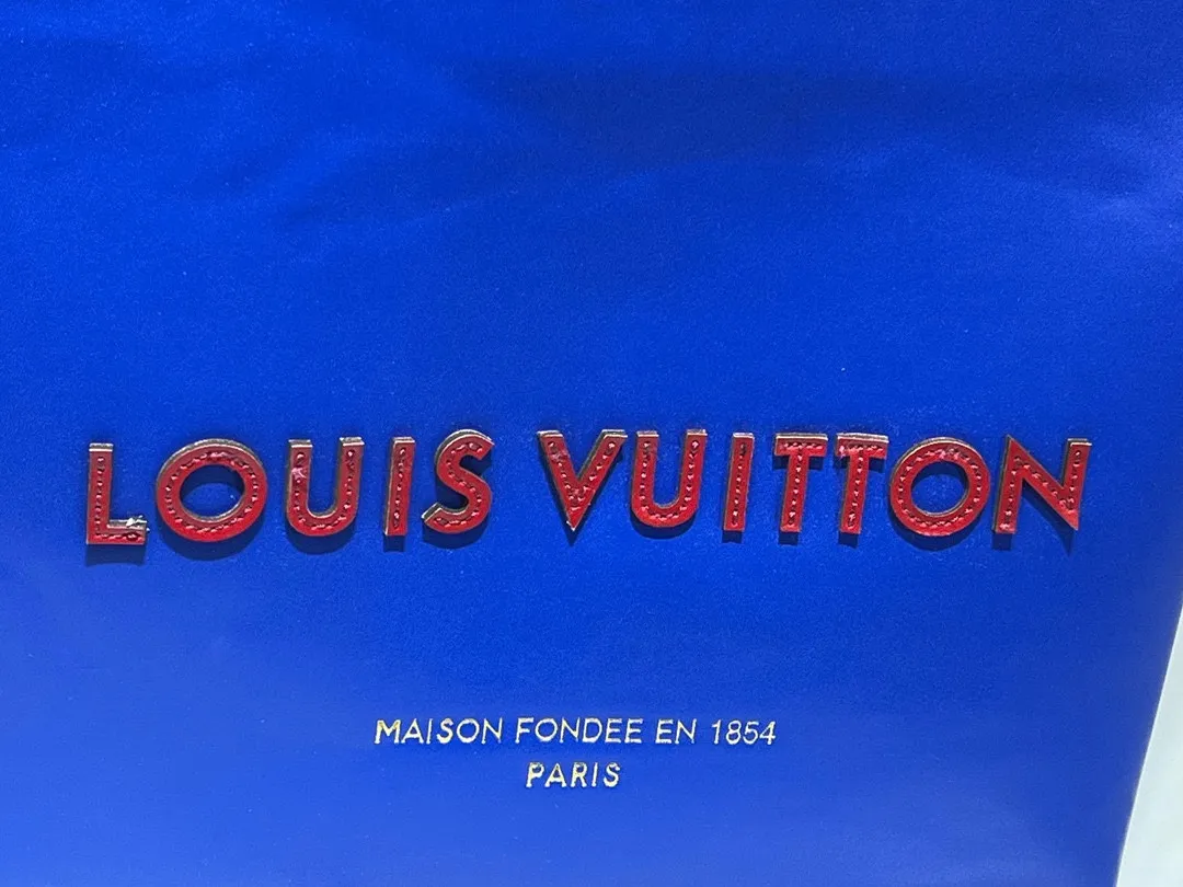 Batch 320💰Medium M24457 This medium Shopper handbag draws inspiration from Louis Vuitton shopping bags, with the words Louis Vuitton and Maison Fondée En 1854 written on soft cow leather, with a top handle and a detachable shoulder strap. Dimensions: 34x31x14cm