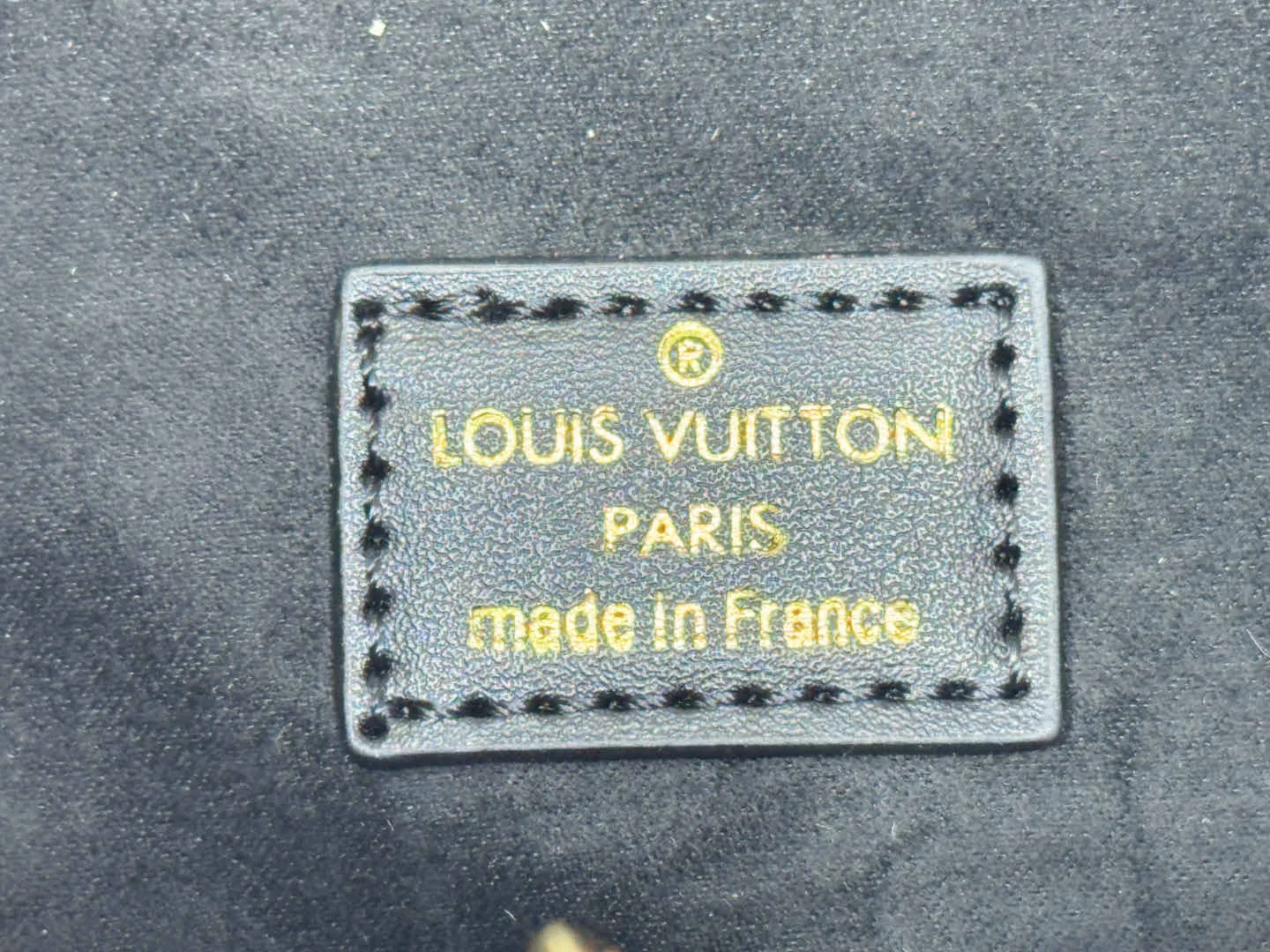 P220 Upgraded original color-changing leather [Exclusive real shot M46279 M46595 presbyopia yellow flower embossed] LV messenger bag comes in small size East West Métis handbag adopts a fashionable shoulder bag shape, full of trend. The compact bag is made from the brand's Monogram canvas, equipped with a chic S-lock closure and stylish top handles, and has a shiny polished surface. Versatile and spacious. The removable long shoulder strap makes it easy to carry on the shoulder or cross-body. It is a good companion for daily travel. Dimensions 21.5x6x13.5