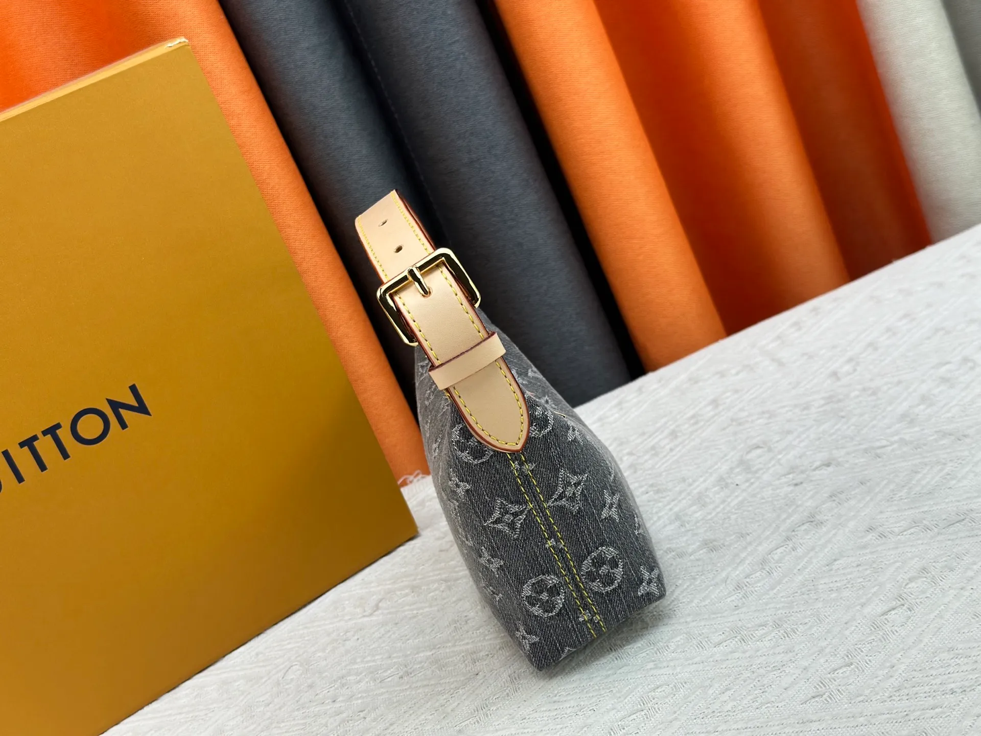 P240 [Official latest model] (Real shot and version matching method) M82949 lv Murakami Takashi co-branded NANOSPEEDY handbag This Nano Speedy handbag combines Monogram canvas and cow leather trim printing, with 33 colorful colors to interpret white, three-color and black three-color. It has been launched in twelve sections and is very popular around the world and is loved by celebrities and celebrities. 20.5 x 6 x 16 cm (length x height x width)