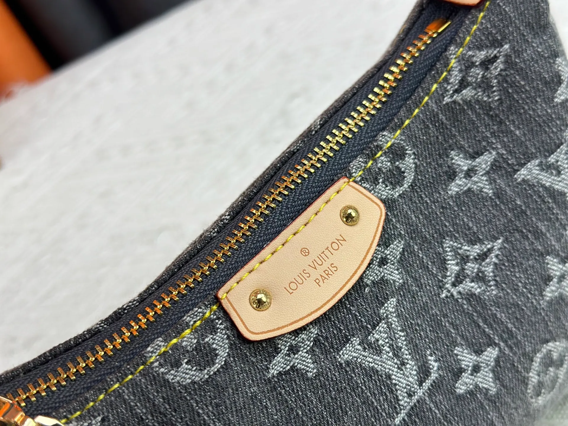 P240 [Official latest model] (Real shot and version matching method) M82949 lv Murakami Takashi co-branded NANOSPEEDY handbag This Nano Speedy handbag combines Monogram canvas and cow leather trim printing, with 33 colorful colors to interpret white, three-color and black three-color. It has been launched in twelve sections and is very popular around the world and is loved by celebrities and celebrities. 20.5 x 6 x 16 cm (length x height x width)