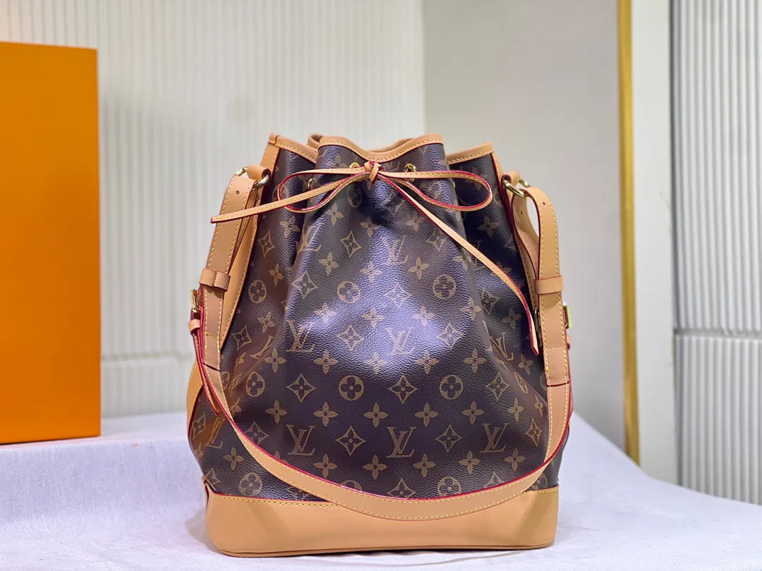 Batch 300💰Retro bucket large size ⬇️M42224 M42225 LV limited edition drawstring bucket bag The king of cost performance This is an awesome bag type, very worth buying. It is very considerate and adds a medium-length shoulder strap. It can be said to be very good. The upper body is really elegant! Size: 35*26*20
