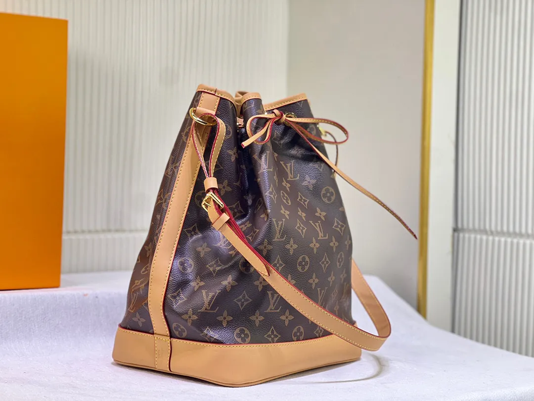 Batch 300💰Retro bucket large size ⬇️M42224 M42225 LV limited edition drawstring bucket bag The king of cost performance This is an awesome bag type, very worth buying. It is very considerate and adds a medium-length shoulder strap. It can be said to be very good. The upper body is really elegant! Size: 35*26*20