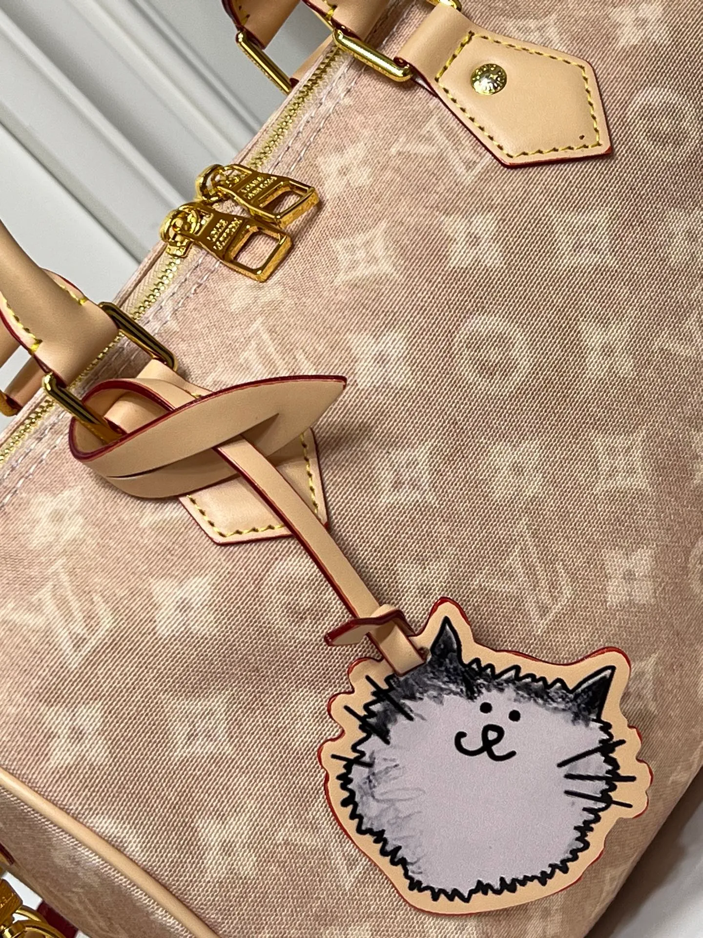 Batch 320💰M15159 M25766 M13344 This Speedy Soft 30 comes from the LV Travels With Grace Coddlington series. It is made of rich-toned cow leather with gold hardware and a fun cat-shaped key bag. Removable name tag features Grace Coddington's handwriting. Size: 30X21X17 cm