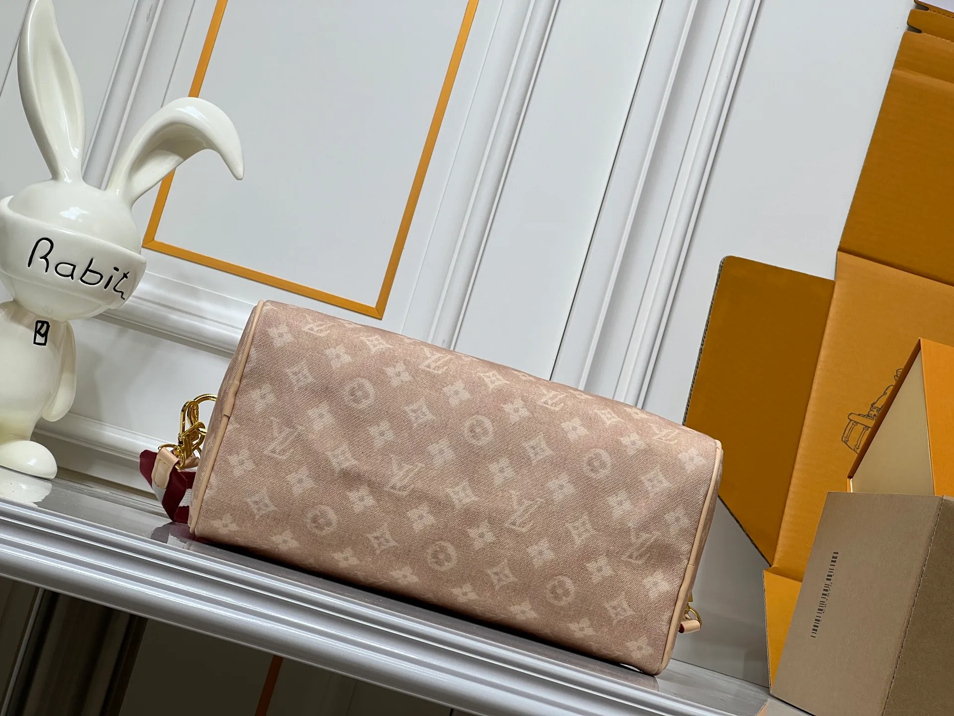 Batch 320💰M15159 M25766 M13344 This Speedy Soft 30 comes from the LV Travels With Grace Coddlington series. It is made of rich-toned cow leather with gold hardware and a fun cat-shaped key bag. Removable name tag features Grace Coddington's handwriting. Size: 30X21X17 cm