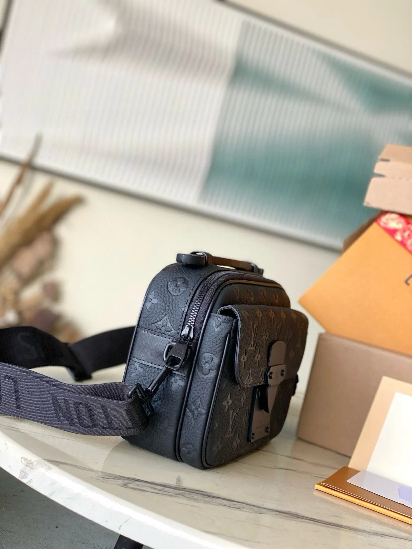 💰1000 (first-grain leather) Top-quality original M58489 full leather This S Lock messenger bag is made of soft Taurillon leather, in elegant black tones, embellished with the brand's traditional Monogram embossed pattern. Inspired by a hard case lock designed by Georges Vuitton in 1886, the magnetic lock keeps your belongings secure with a modern twist. Equipped with a hard case style handle and logo shoulder strap for easy carrying. Dimensions: 22 x 18 x 8 cm