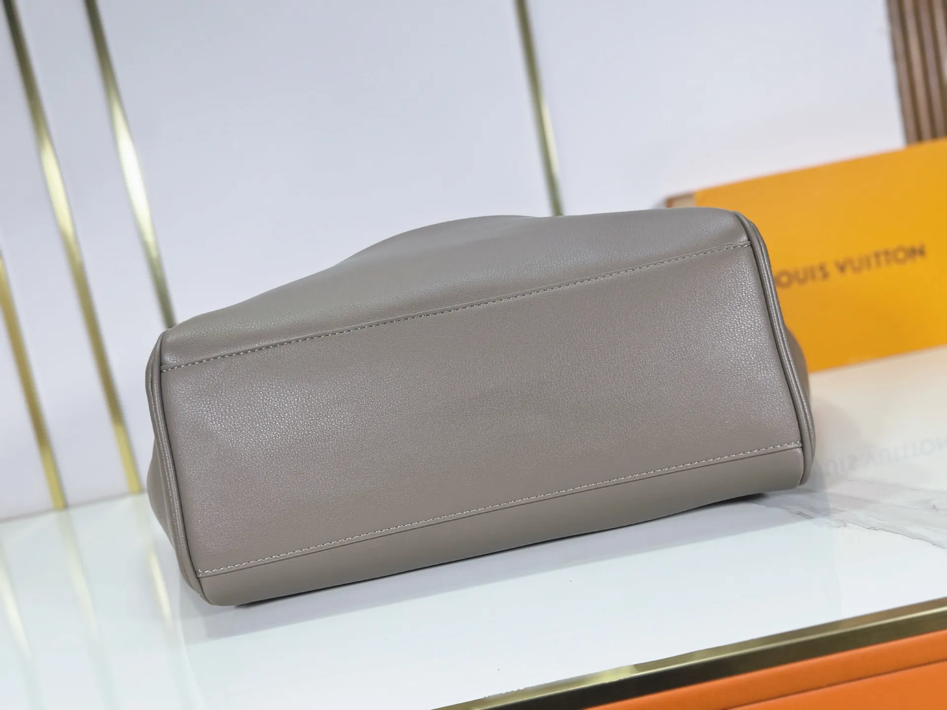 P340 Upgraded from the original M26501 M26502 M27040 M26338 This Vendôme handbag makes the cow leather reveal a silky satin luster, and is equipped with a dazzling buckle and a Monogram padlock to achieve a practical and trendy configuration, highlighting the elegant charm and the brand's exquisite craftsmanship. Side straps cinched the tote, and multiple pockets securely store valuables. Dimensions: 35.5 x 28 x 17 (cm) ((length x height x width)