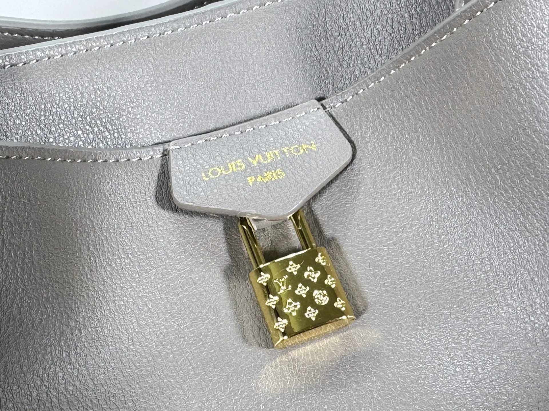 P340 Upgraded from the original M26501 M26502 M27040 M26338 This Vendôme handbag makes the cow leather reveal a silky satin luster, and is equipped with a dazzling buckle and a Monogram padlock to achieve a practical and trendy configuration, highlighting the elegant charm and the brand's exquisite craftsmanship. Side straps cinched the tote, and multiple pockets securely store valuables. Dimensions: 35.5 x 28 x 17 (cm) ((length x height x width)