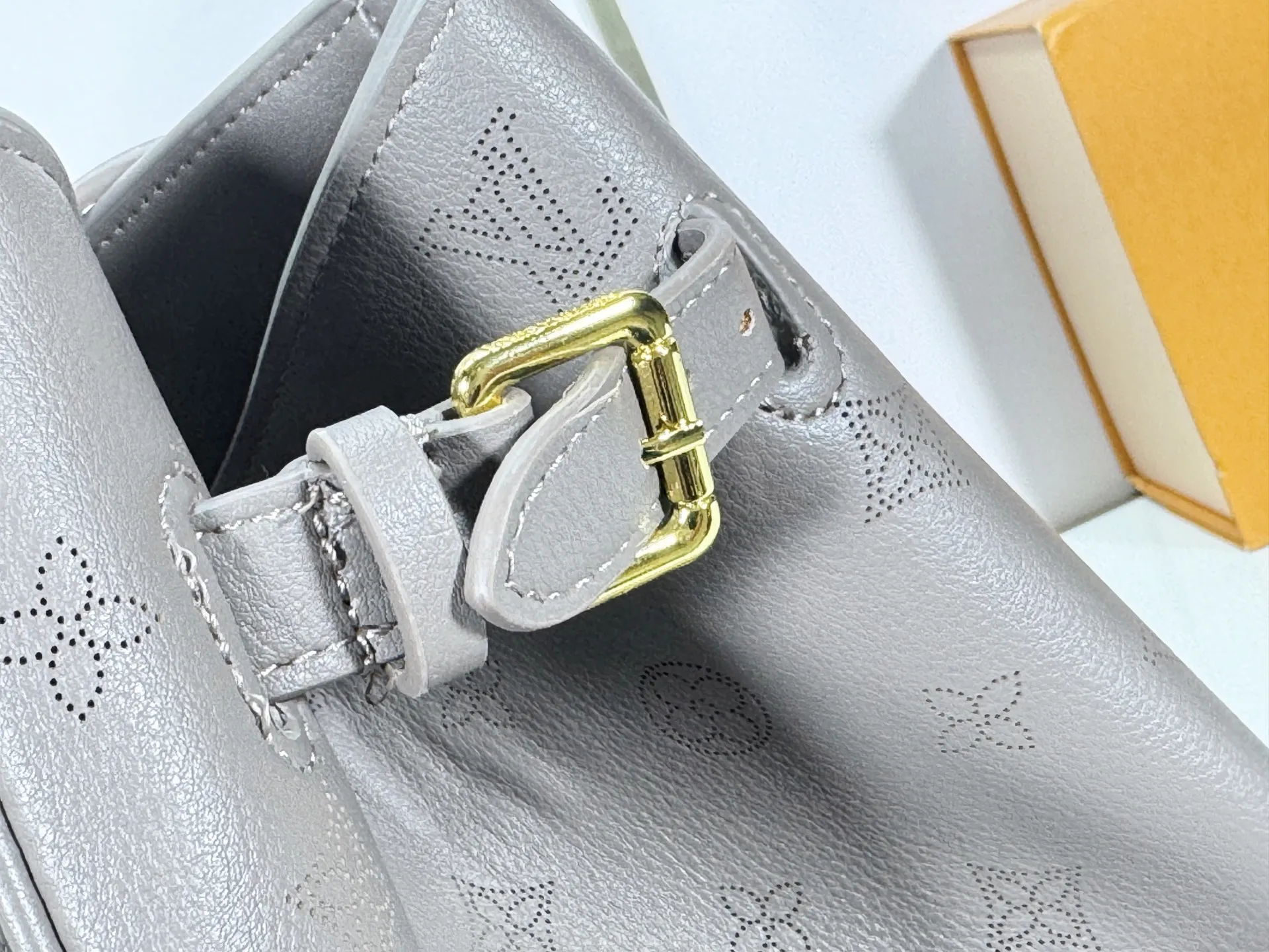 P340 Upgraded from the original M26501 M26502 M27040 M26338 This Vendôme handbag makes the cow leather reveal a silky satin luster, and is equipped with a dazzling buckle and a Monogram padlock to achieve a practical and trendy configuration, highlighting the elegant charm and the brand's exquisite craftsmanship. Side straps cinched the tote, and multiple pockets securely store valuables. Dimensions: 35.5 x 28 x 17 (cm) ((length x height x width)