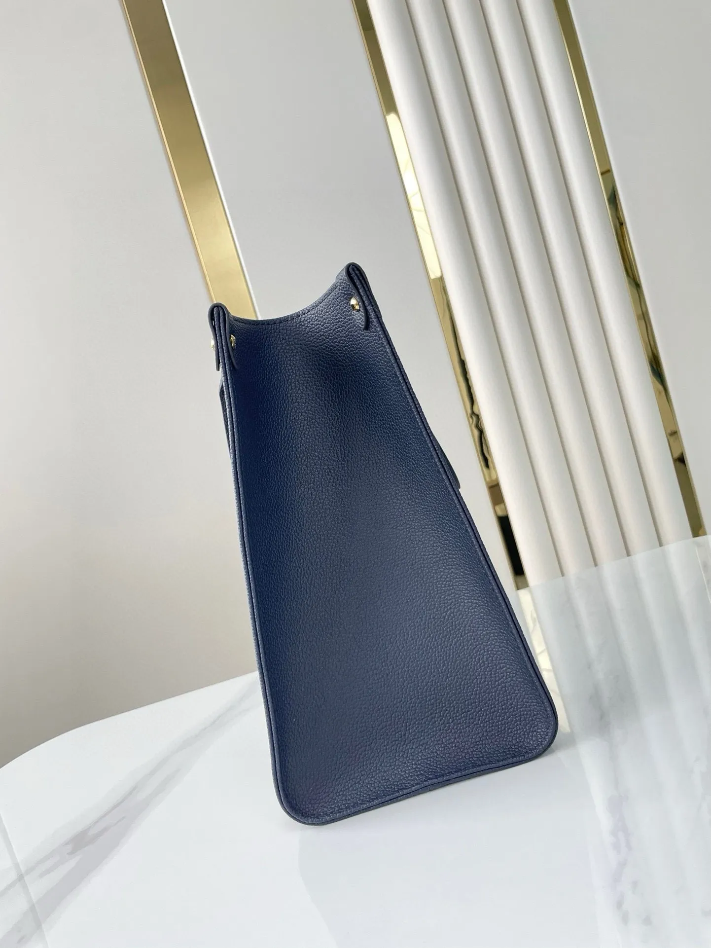 💰1120 dark blue (transcoding chip top layer leather) top original order ☘☘ONTHEGO medium handbag M45495 M47084. The Monogram pattern is printed and dyed first and then embossed on the grained cowhide. Its ample interior can accommodate laptops and other office supplies. The long and short handles are easy to carry in the hand or on the shoulder. Size: 34x26x13cm