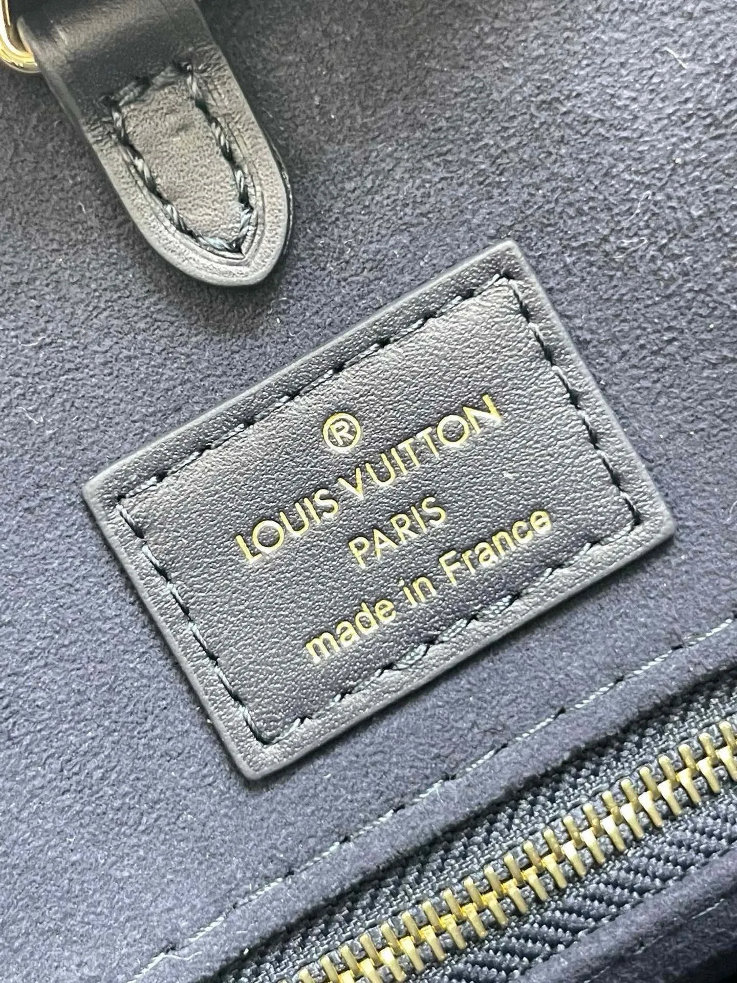💰1120 dark blue (transcoding chip top layer leather) top original order ☘☘ONTHEGO medium handbag M45495 M47084. The Monogram pattern is printed and dyed first and then embossed on the grained cowhide. Its ample interior can accommodate laptops and other office supplies. The long and short handles are easy to carry in the hand or on the shoulder. Size: 34x26x13cm
