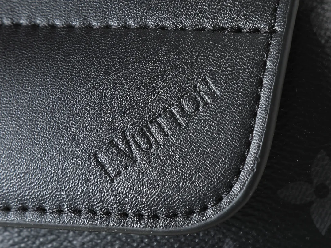 💰220💰Upgraded from the original M13888. This Steamer East West mini handbag is made of Monogram embossed Taurillon cow leather in a horizontal configuration, highlighting the classic design of the Steamer series. A flap closure, unique reinforced corners, and a top handle add to the refined details. Equipped with an adjustable shoulder strap, it can be worn as a cross-body or hand-held bag at will. Dimensions: 20.0 x 11.0 x 5.0 cm (length x height x width)