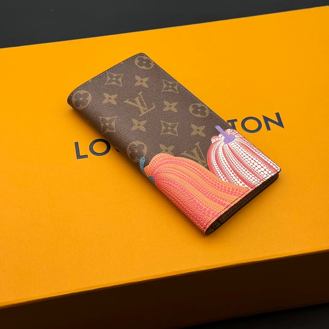 💰120 💎Top original version 🇫🇷 (Pumpkin Series) Long Clip # Wallet Louis Vuitton’s classic Brazza wallet is made of Damier Graphite Pixel canvas material to highlight the digital style. The traditional Damier Graphite checkerboard pattern is presented in a subversive pixel form in 2019. It combines various pockets, compartments and credit card slots into one stylish and convenient bag. M62665 Pumpkin Size: 19x10x2