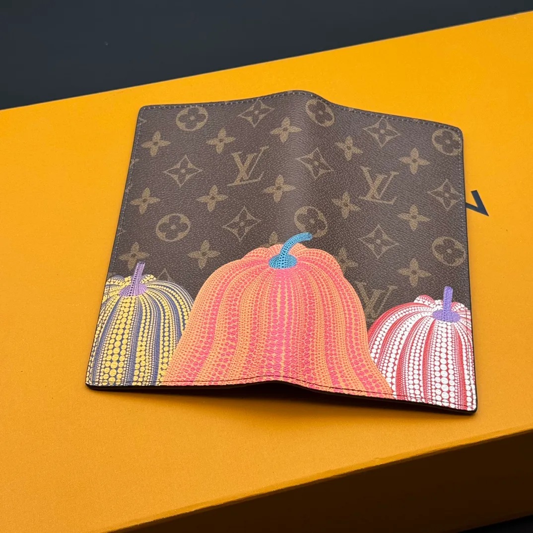 💰120 💎Top original version 🇫🇷 (Pumpkin Series) Long Clip # Wallet Louis Vuitton’s classic Brazza wallet is made of Damier Graphite Pixel canvas material to highlight the digital style. The traditional Damier Graphite checkerboard pattern is presented in a subversive pixel form in 2019. It combines various pockets, compartments and credit card slots into one stylish and convenient bag. M62665 Pumpkin Size: 19x10x2