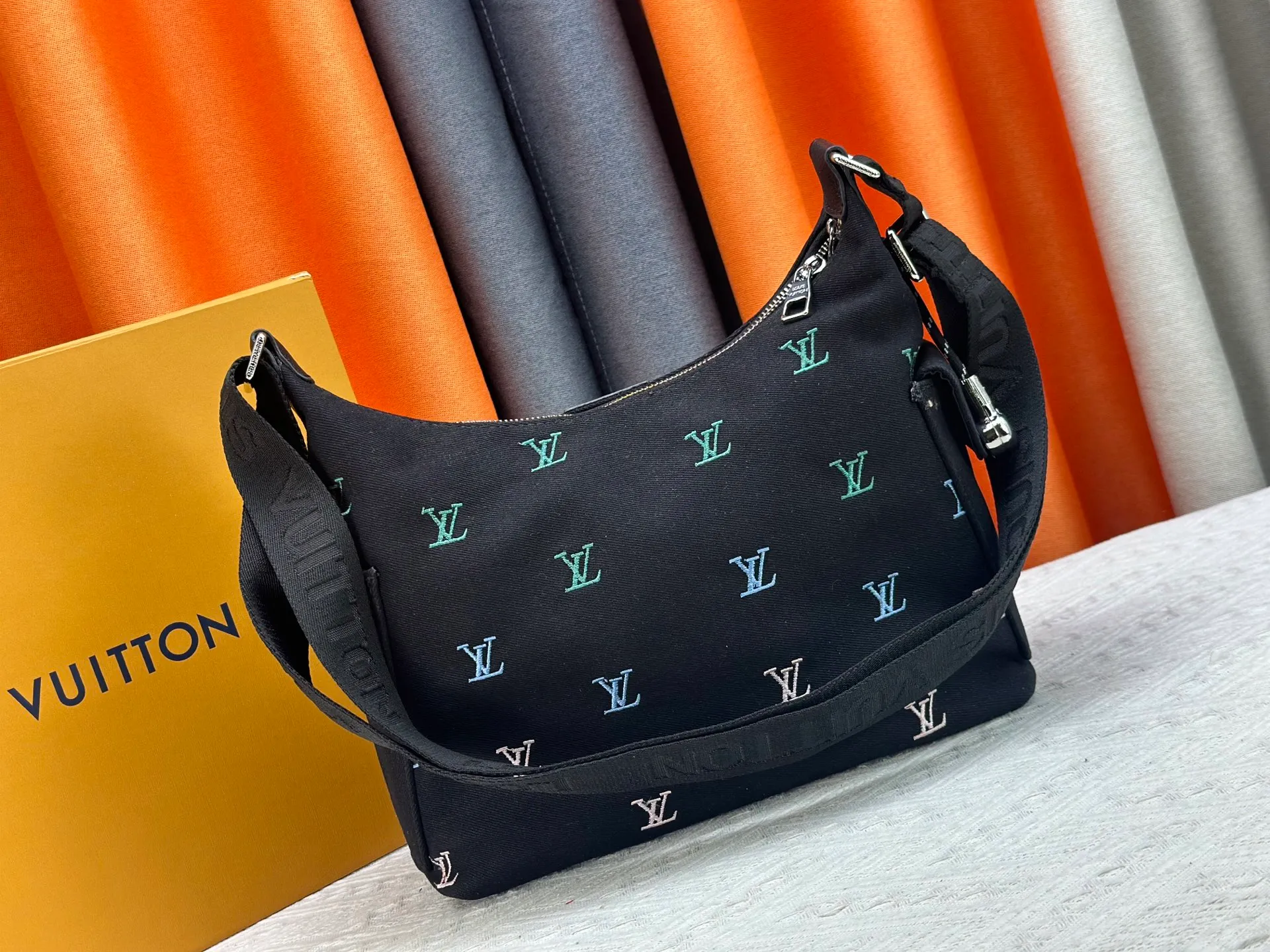 P300 upgraded original M13938 embroidered black M14778 embossed black, M12697 full pickup and its old flower bag flower material Classic canvas with wide shoulder straps, double pockets with magnetic buckles on both sides, presbyopic double pocket fabric with adjustable wide shoulder straps, injecting practical functions into the avant-garde design. The single-shoulder crossbody bag has always been a favorite of LV khaki with presbyopic classic vintage enthusiasts. It looks good on both men and women. Dimensions: length, height and width 30×31×10.8