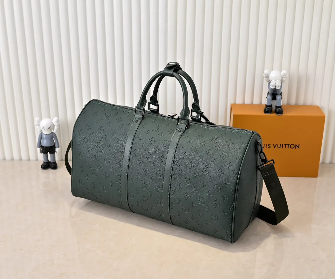 Batch 💰420 Guangzhou goods upgraded original model number 24440 green embossed 41416 This Keepall Bandoulière travel bag is made of flexible Monogram Taurillon leather, with elegant design decorated with elegant metal parts and Louis Vuitton logo ribbon. The fresh color palette and carry-on size make it a great travel choice for leather goods lovers. Detailed dimensions: 50x29x23 cm (length x height x width)