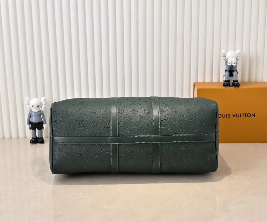 Batch 💰420 Guangzhou goods upgraded original model number 24440 green embossed 41416 This Keepall Bandoulière travel bag is made of flexible Monogram Taurillon leather, with elegant design decorated with elegant metal parts and Louis Vuitton logo ribbon. The fresh color palette and carry-on size make it a great travel choice for leather goods lovers. Detailed dimensions: 50x29x23 cm (length x height x width)