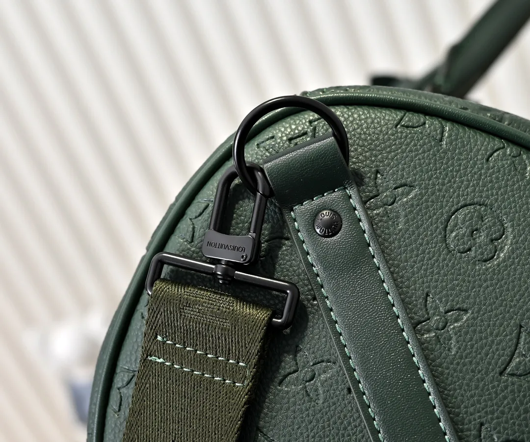 Batch 💰420 Guangzhou goods upgraded original model number 24440 green embossed 41416 This Keepall Bandoulière travel bag is made of flexible Monogram Taurillon leather, with elegant design decorated with elegant metal parts and Louis Vuitton logo ribbon. The fresh color palette and carry-on size make it a great travel choice for leather goods lovers. Detailed dimensions: 50x29x23 cm (length x height x width)