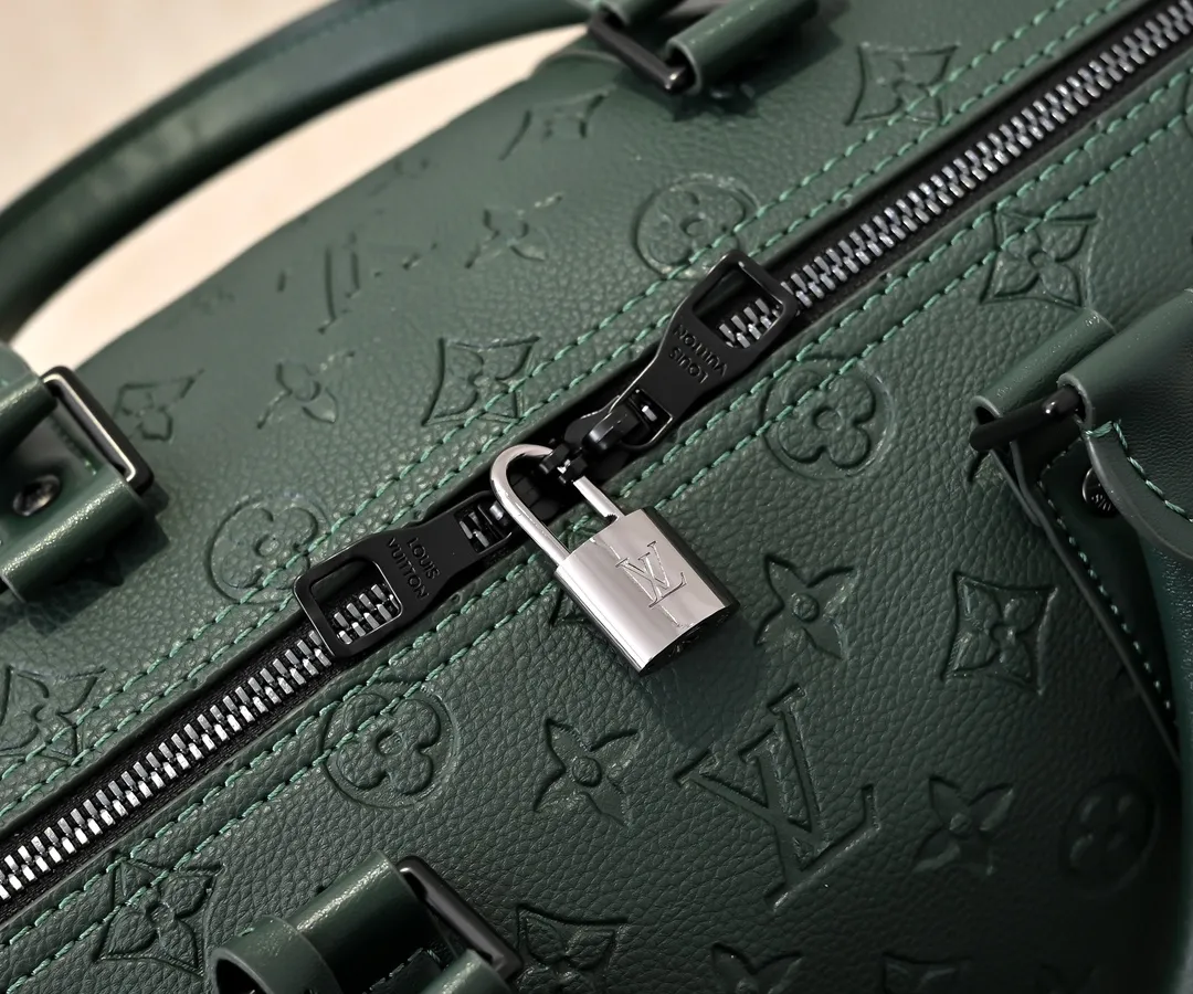 Batch 💰420 Guangzhou goods upgraded original model number 24440 green embossed 41416 This Keepall Bandoulière travel bag is made of flexible Monogram Taurillon leather, with elegant design decorated with elegant metal parts and Louis Vuitton logo ribbon. The fresh color palette and carry-on size make it a great travel choice for leather goods lovers. Detailed dimensions: 50x29x23 cm (length x height x width)