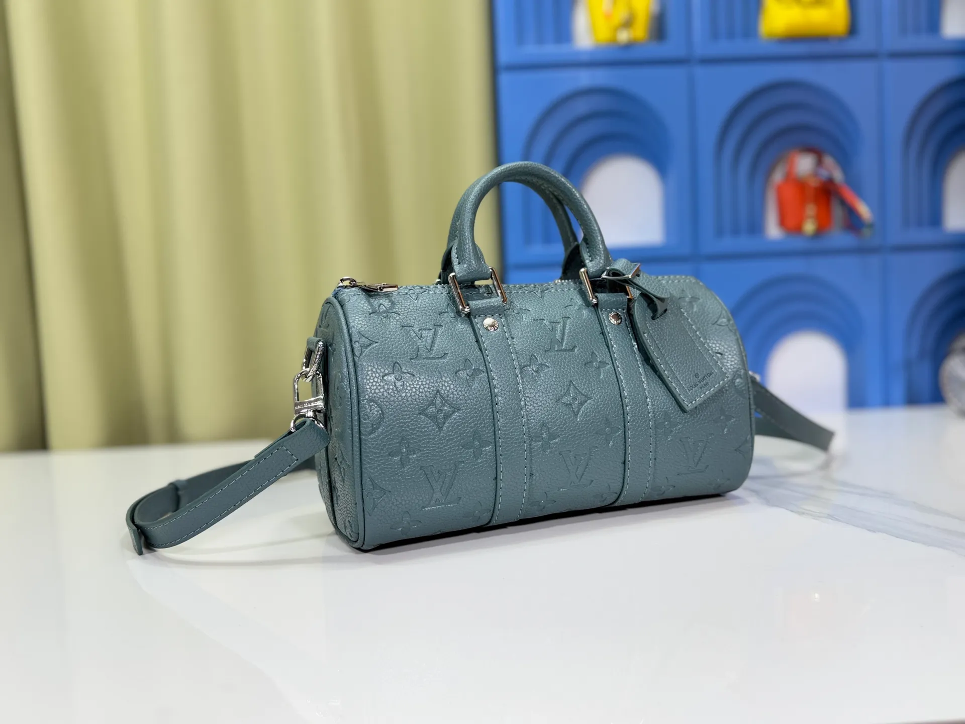 P240 Upgraded original version M00148 color gradient pattern M13866 foggy lake color men's bag pillow bag speedy Hr series This Keepall 25 handbag is made of Monogram Eclipse Reverse canvas, showing an elegant reinterpretation of Louis Vuitton's classic pattern. Reinforced straps and leather name tags are signature elements of the Keepall collection, while a zipper closure keeps personal items safe and secure. Dimensions 25.0 x 15.0 x 11.0cm (length x height x width