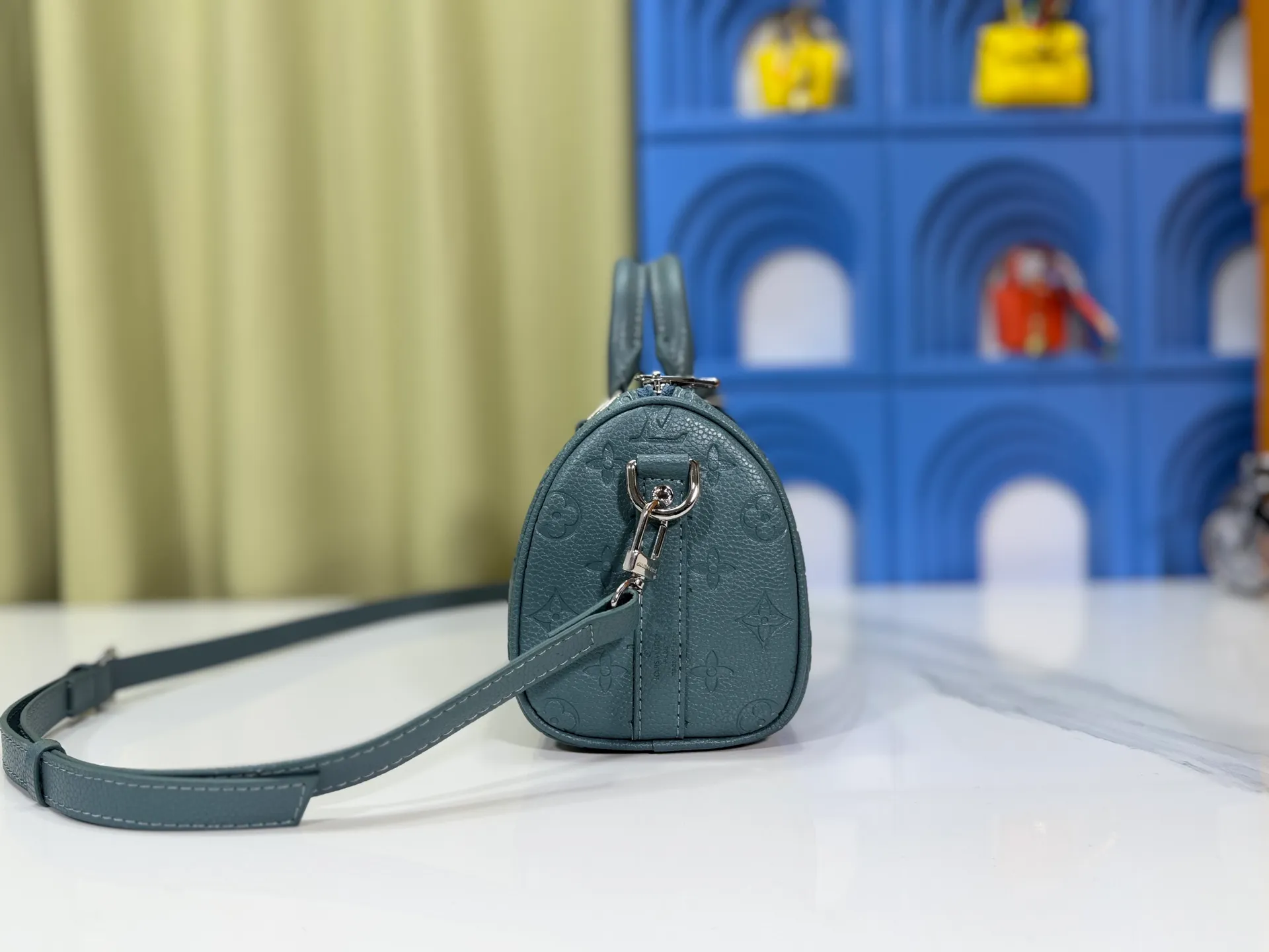 P240 Upgraded original version M00148 color gradient pattern M13866 foggy lake color men's bag pillow bag speedy Hr series This Keepall 25 handbag is made of Monogram Eclipse Reverse canvas, showing an elegant reinterpretation of Louis Vuitton's classic pattern. Reinforced straps and leather name tags are signature elements of the Keepall collection, while a zipper closure keeps personal items safe and secure. Dimensions 25.0 x 15.0 x 11.0cm (length x height x width
