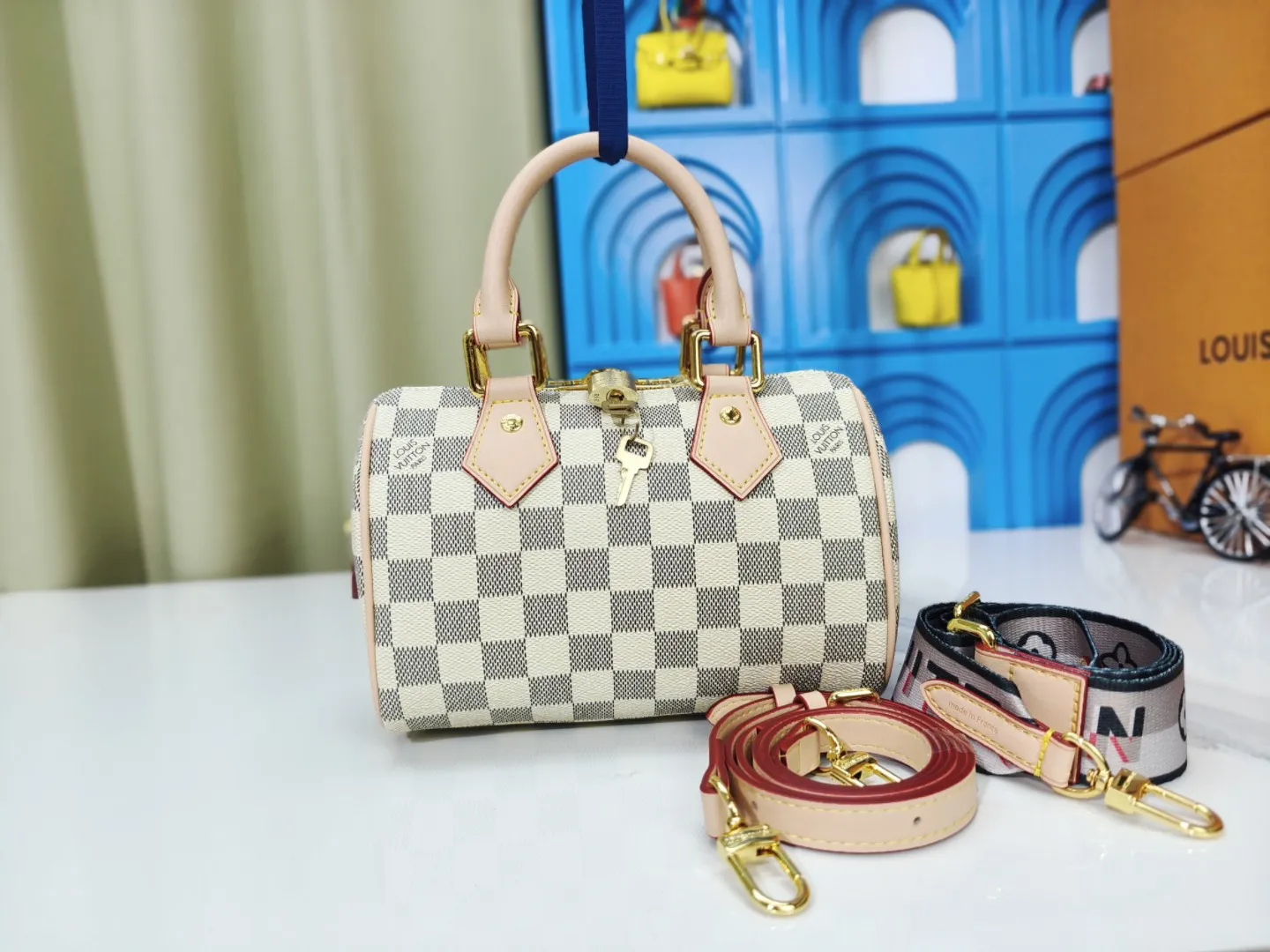P240💰 M46222.M46234.M45957.M45948Presbyopia This Speedy Bandoulière 20 handbag is made of Monogram canvas, cow leather trim and fabric lining. It continues the classic design of Louis Vuitton Speedy travel bag in a compact size. It is equipped with rolled leather handles and a detachable and adjustable fabric shoulder strap embellished with the brand's logo texture. Detailed features 20.5 x 13.5 x 12 cm (length x height x width)