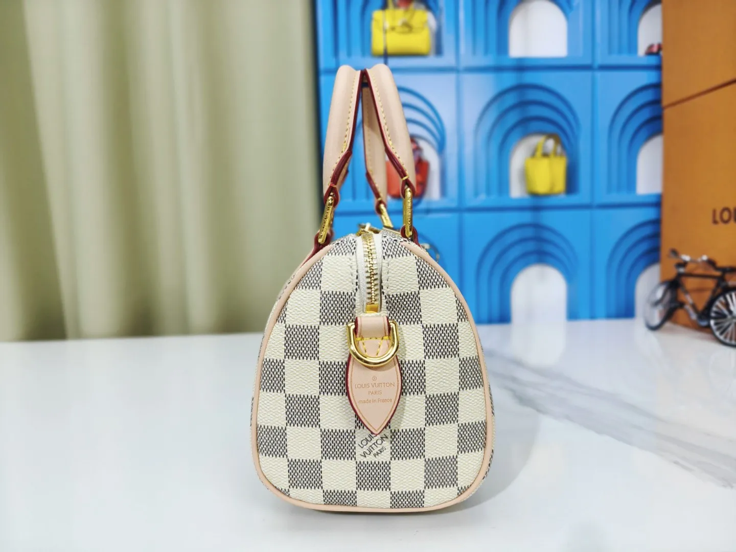 P240💰 M46222.M46234.M45957.M45948Presbyopia This Speedy Bandoulière 20 handbag is made of Monogram canvas, cow leather trim and fabric lining. It continues the classic design of Louis Vuitton Speedy travel bag in a compact size. It is equipped with rolled leather handles and a detachable and adjustable fabric shoulder strap embellished with the brand's logo texture. Detailed features 20.5 x 13.5 x 12 cm (length x height x width)