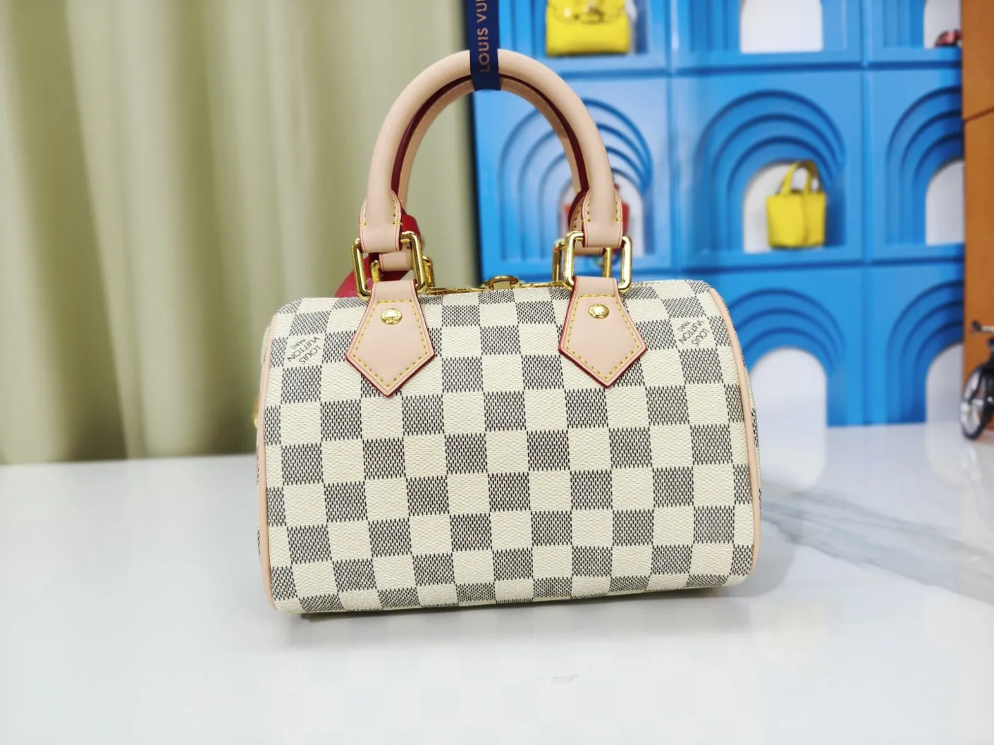 P240💰 M46222.M46234.M45957.M45948Presbyopia This Speedy Bandoulière 20 handbag is made of Monogram canvas, cow leather trim and fabric lining. It continues the classic design of Louis Vuitton Speedy travel bag in a compact size. It is equipped with rolled leather handles and a detachable and adjustable fabric shoulder strap embellished with the brand's logo texture. Detailed features 20.5 x 13.5 x 12 cm (length x height x width)