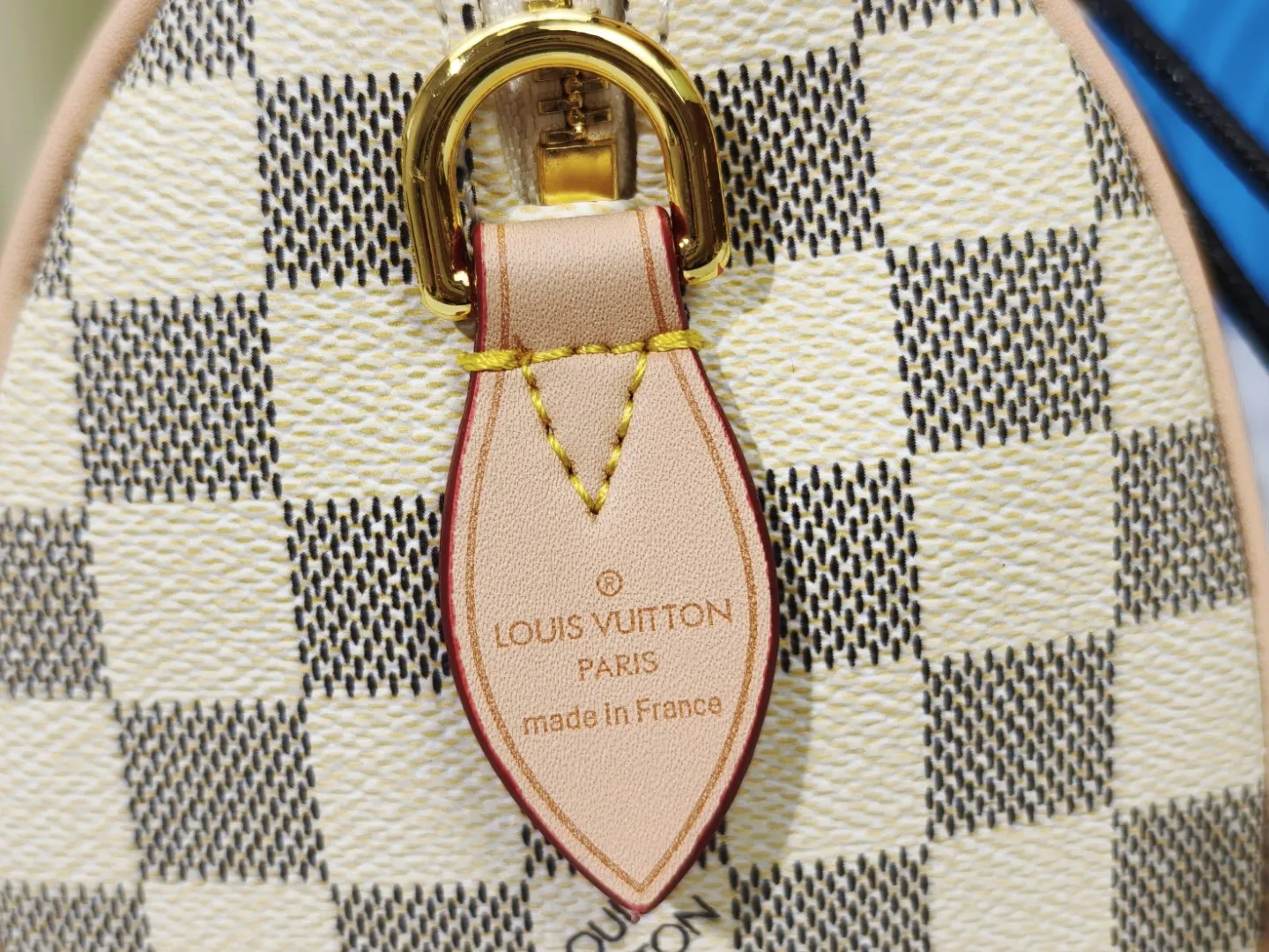 P240💰 M46222.M46234.M45957.M45948Presbyopia This Speedy Bandoulière 20 handbag is made of Monogram canvas, cow leather trim and fabric lining. It continues the classic design of Louis Vuitton Speedy travel bag in a compact size. It is equipped with rolled leather handles and a detachable and adjustable fabric shoulder strap embellished with the brand's logo texture. Detailed features 20.5 x 13.5 x 12 cm (length x height x width)