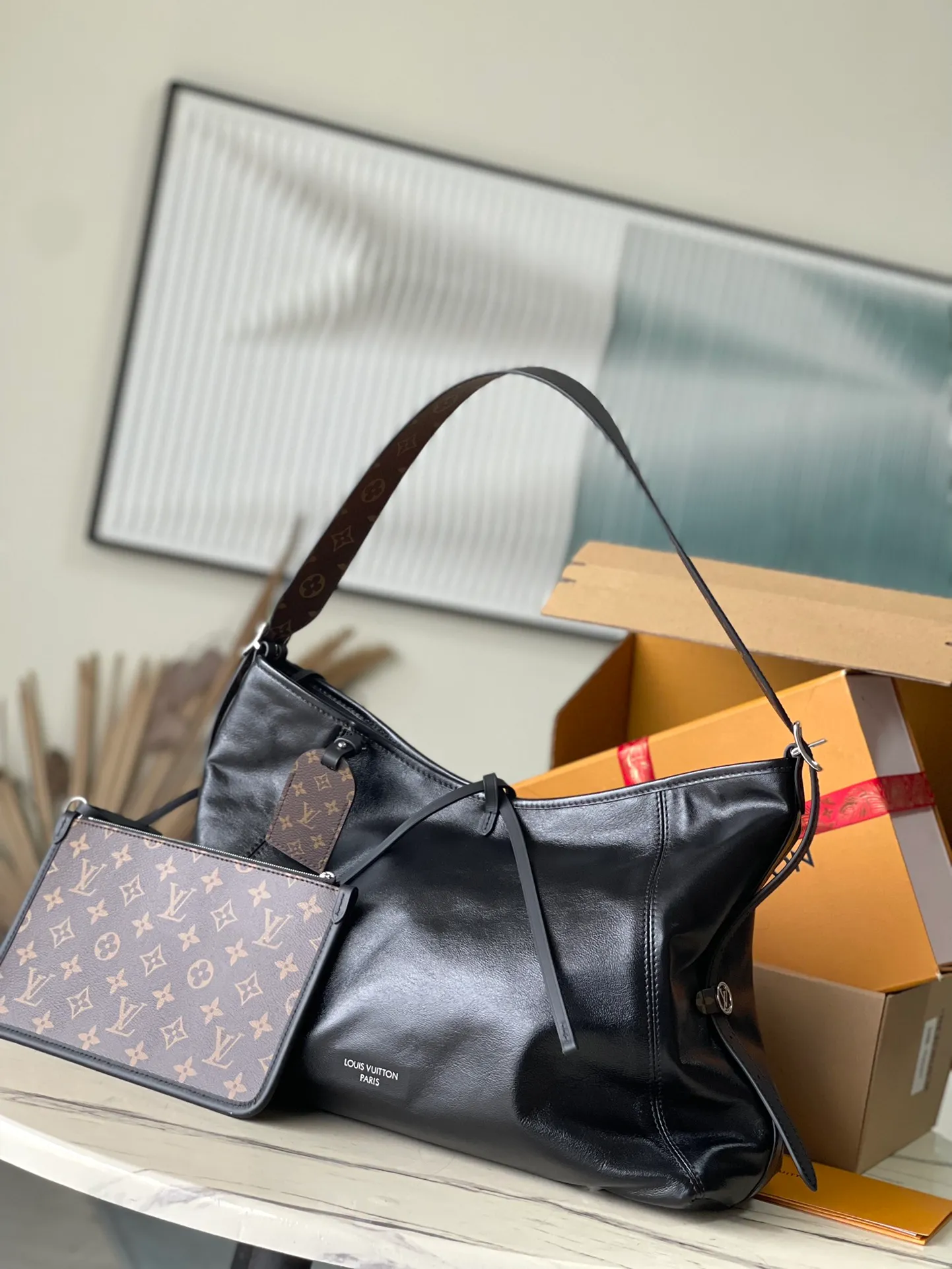 💰1200 (first layer sheepskin) top original order M25143 medium size. This CarryAl Dark medium handbag is made of soft sheepskin to create a fashionable mouth shape, adding eye-catching color to the 2024 spring and summer show style. Polished metal parts and a tactile micro-wrinkle texture complement each other. Plenty of space to accommodate a variety of daily necessities. A great travel companion. Dimensions: 39 × 30 × 15 cm