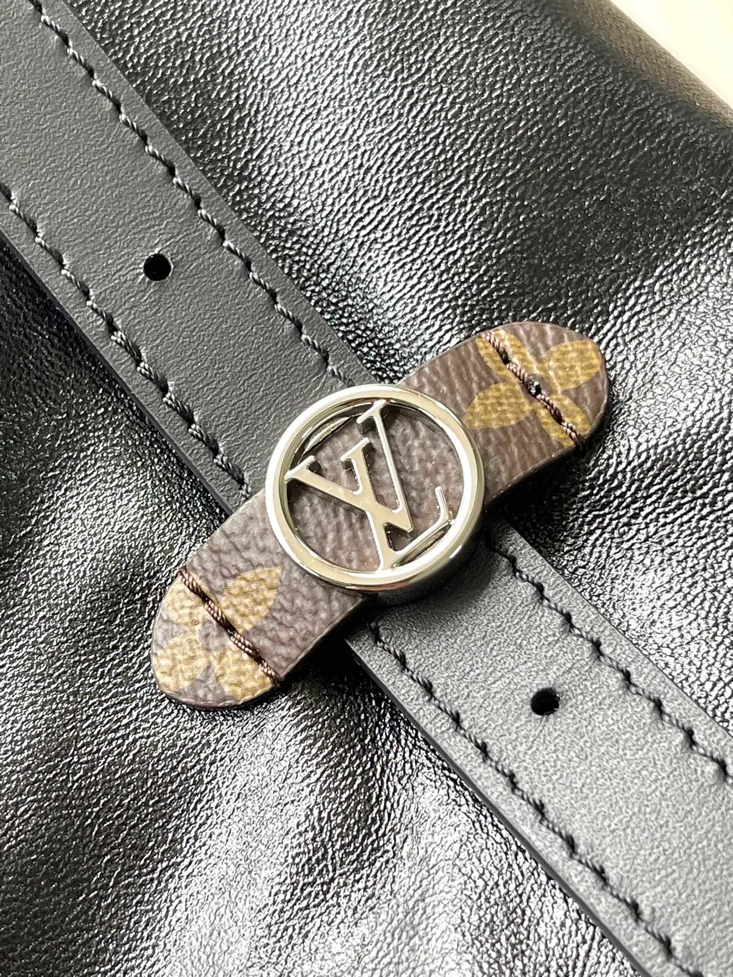 💰1200 (first layer sheepskin) top original order M25143 medium size. This CarryAl Dark medium handbag is made of soft sheepskin to create a fashionable mouth shape, adding eye-catching color to the 2024 spring and summer show style. Polished metal parts and a tactile micro-wrinkle texture complement each other. Plenty of space to accommodate a variety of daily necessities. A great travel companion. Dimensions: 39 × 30 × 15 cm