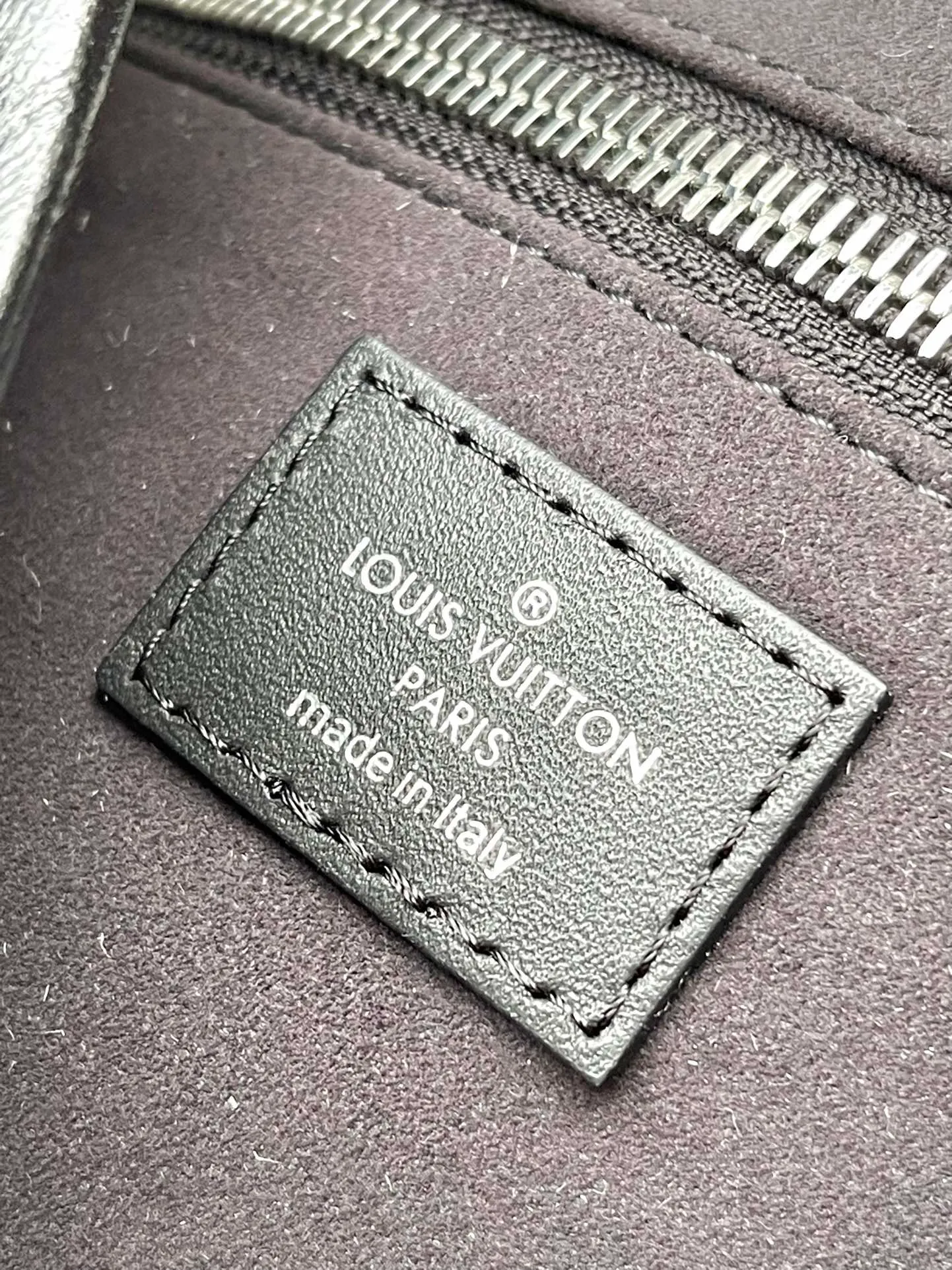 💰1200 (first layer sheepskin) top original order M25143 medium size. This CarryAl Dark medium handbag is made of soft sheepskin to create a fashionable mouth shape, adding eye-catching color to the 2024 spring and summer show style. Polished metal parts and a tactile micro-wrinkle texture complement each other. Plenty of space to accommodate a variety of daily necessities. A great travel companion. Dimensions: 39 × 30 × 15 cm