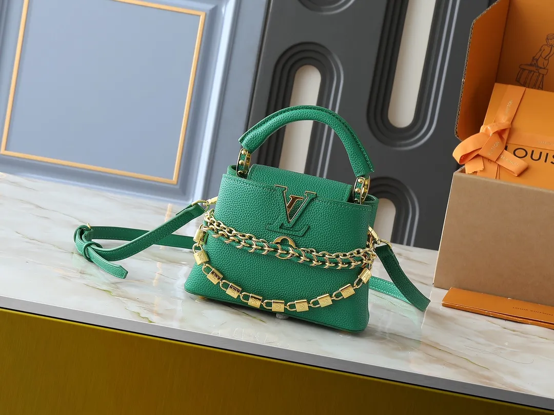 💰400💰Guangzhou goods Upgraded original version M12345 M12346 M12279 M11908 M11906 This Capucines mini handbag is from the Trilogy series. It is made of Taurillon cow leather to create an elegant structure, which can light up the evening look. A sumptuous chain appears with a mini padlock and an enamelled Monogram flower, while the flap opens externally or internally to an interior compartment with a card patch pocket. Dimensions: 21.0 x 13.6 x 8.0 cm (length x height x width)